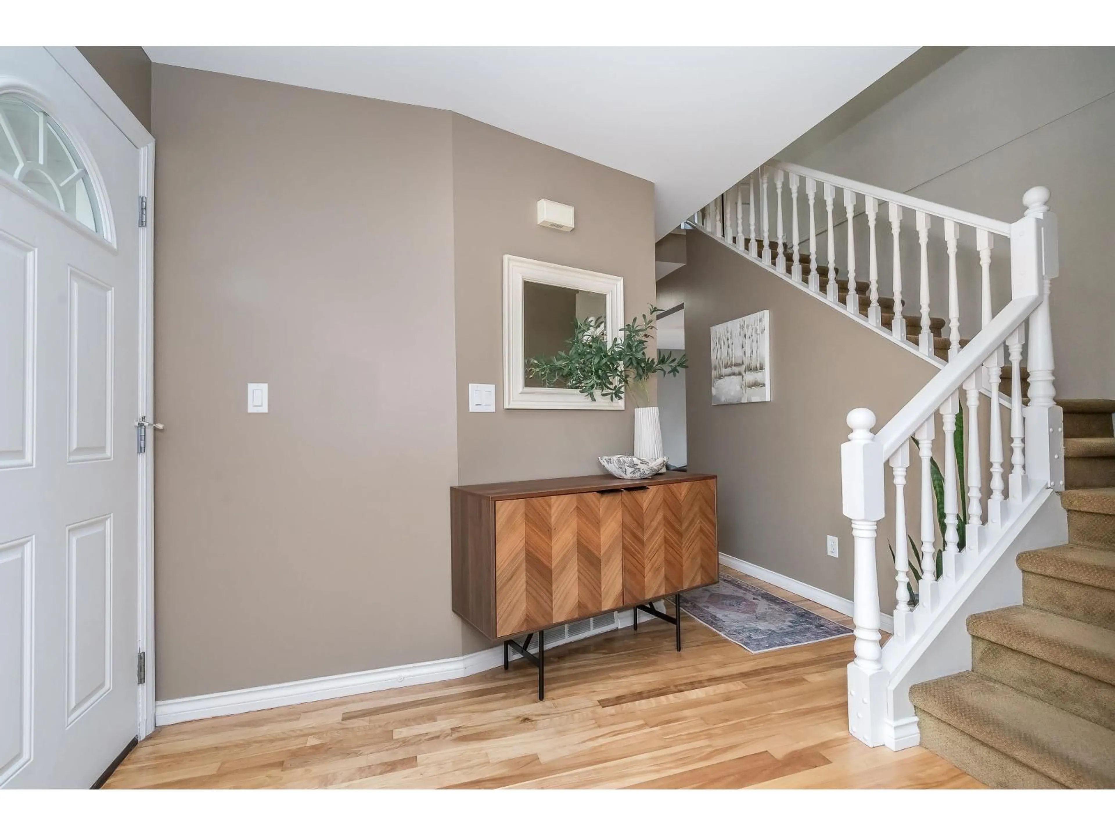 Indoor entryway for 8548 212, Langley British Columbia V1M2E7