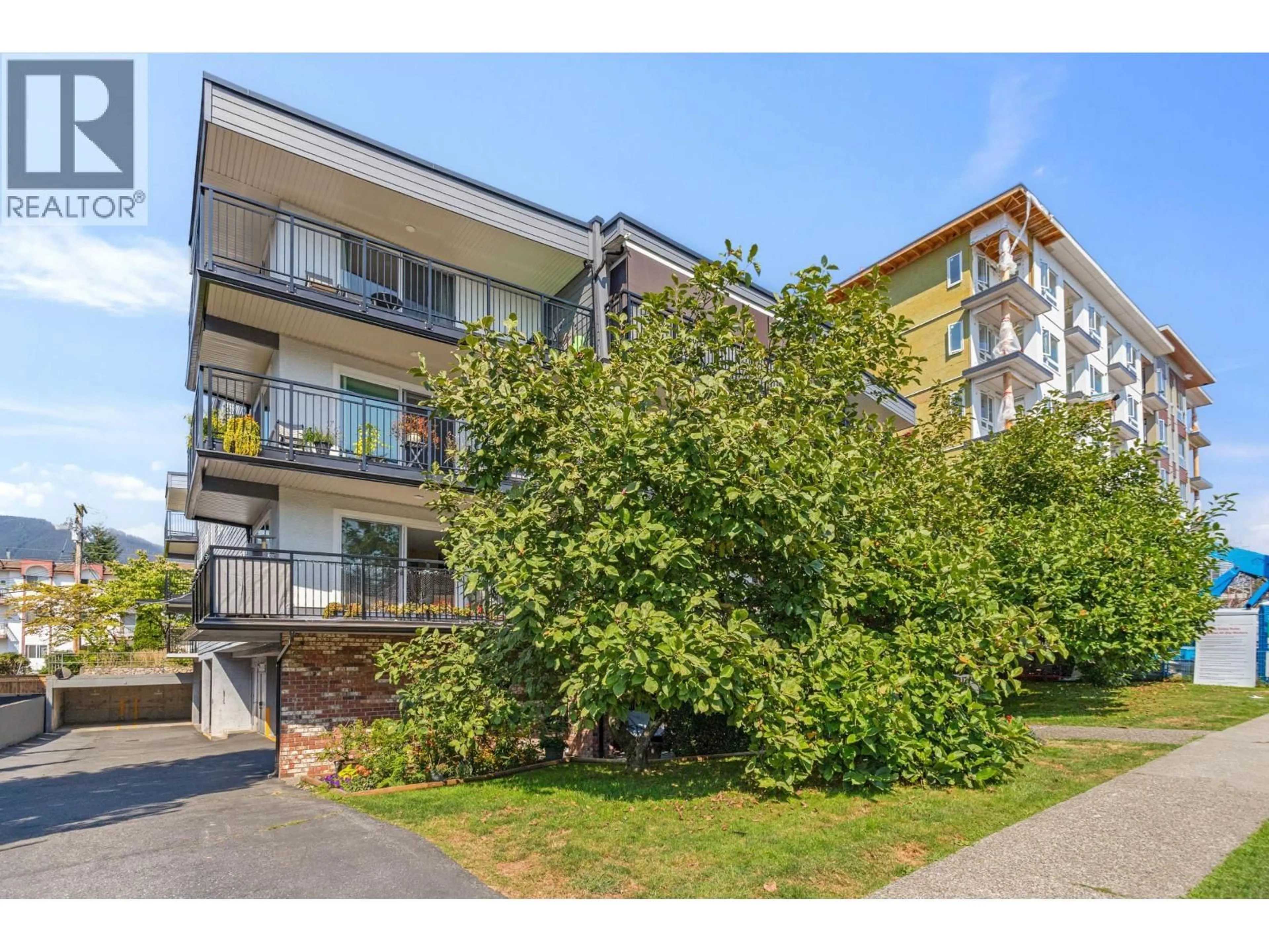 A pic from outside/outdoor area/front of a property/back of a property/a pic from drone, street for 303 - 134 20TH STREET, North Vancouver British Columbia V7M1Y4