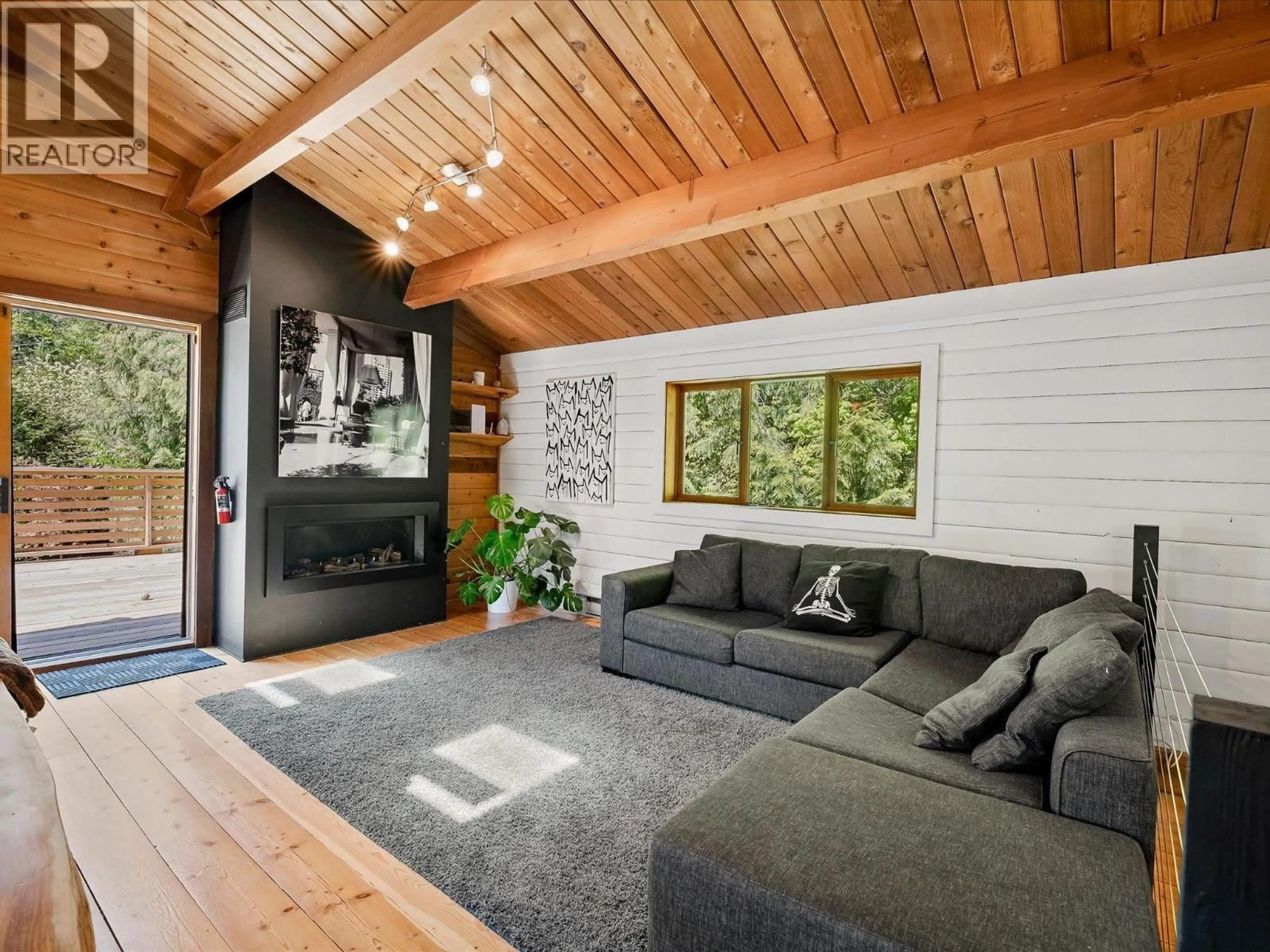 Living room with furniture, wood/laminate floor for 2040 MIDNIGHT WAY, Squamish British Columbia V0N1T0