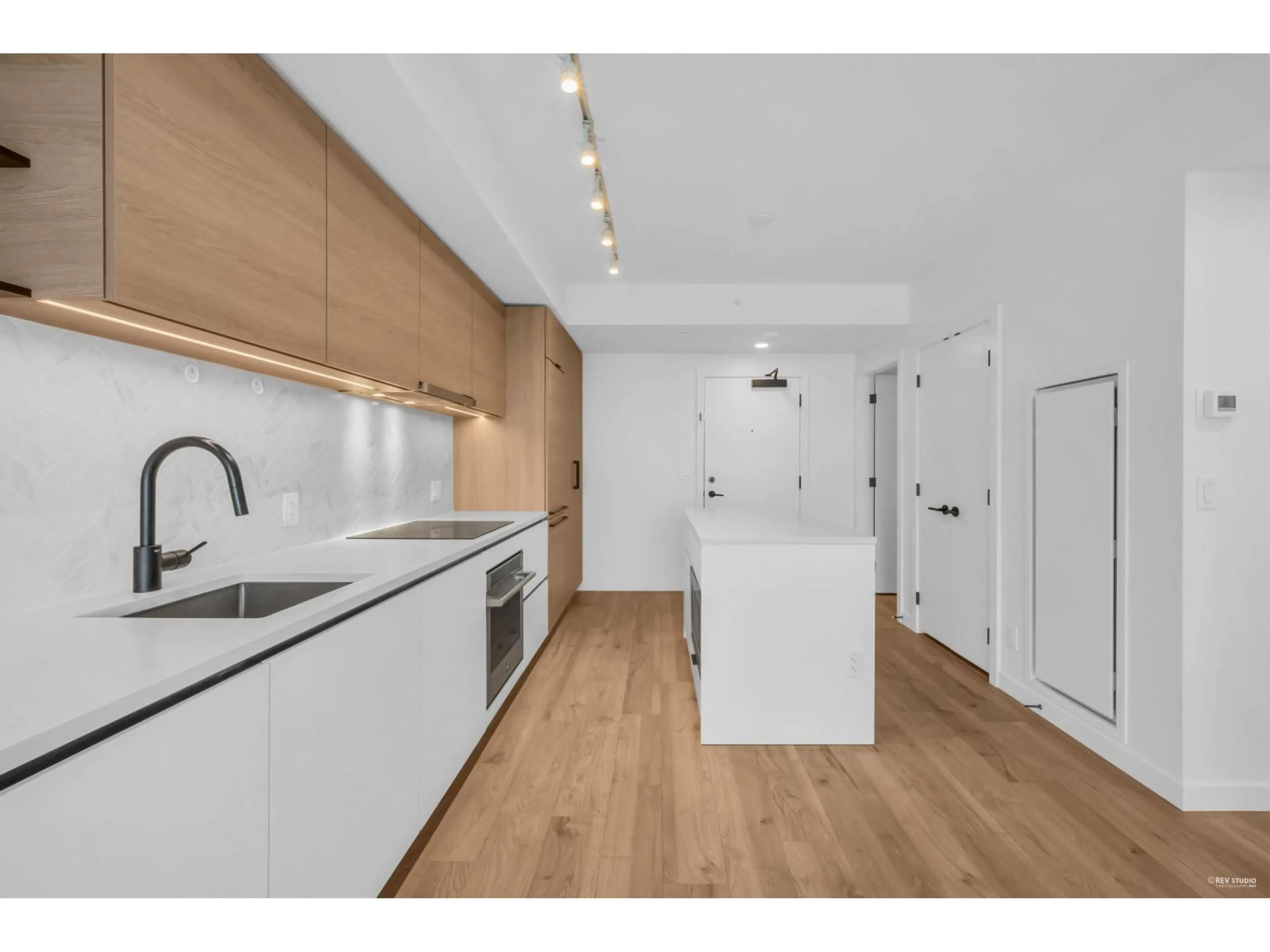 Standard kitchen, wood/laminate floor for 1506 - 10448 UNIVERSITY, Surrey British Columbia V3T0S7