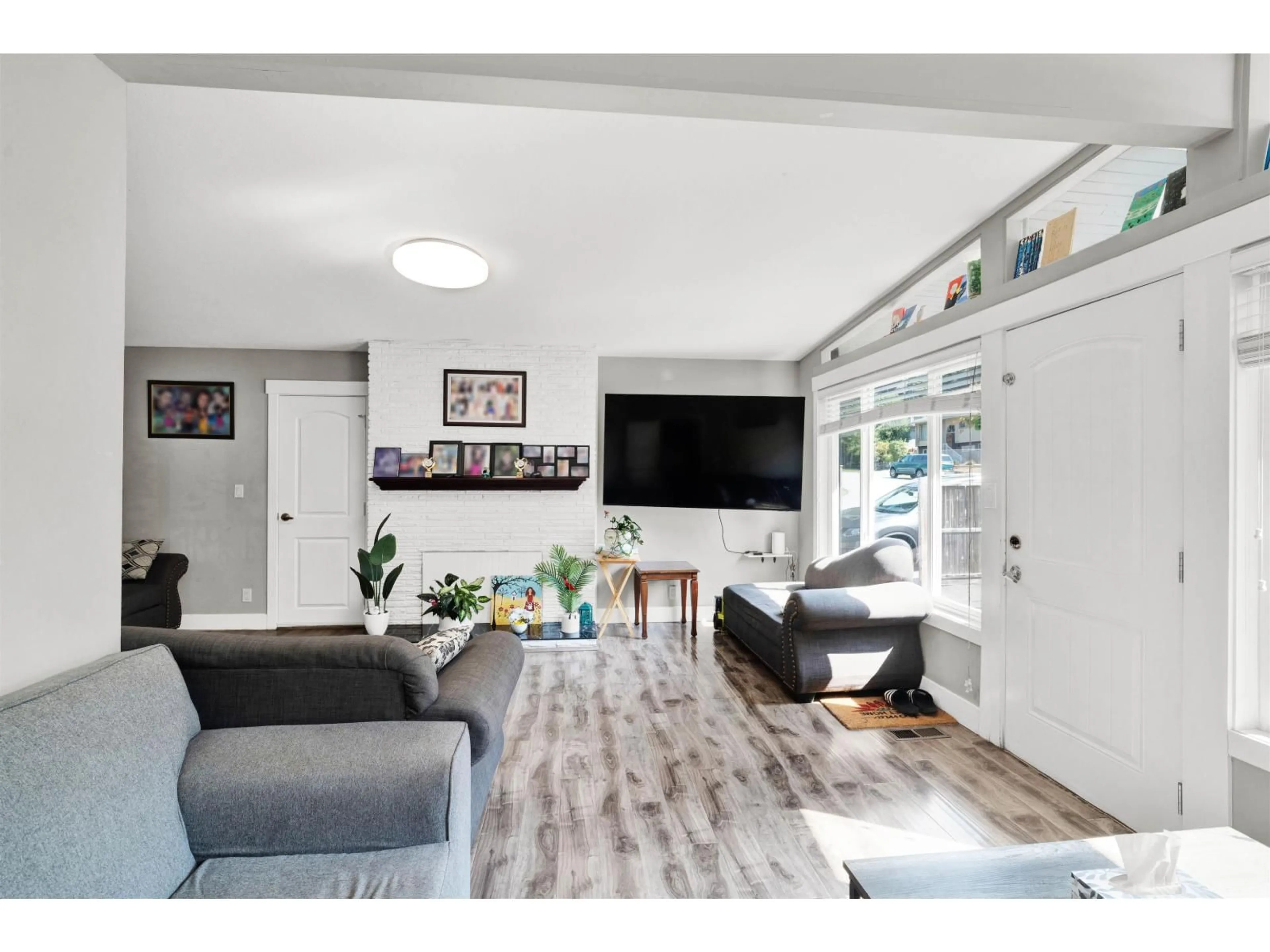 Living room with furniture, unknown for 12847 106, Surrey British Columbia V3T2B9