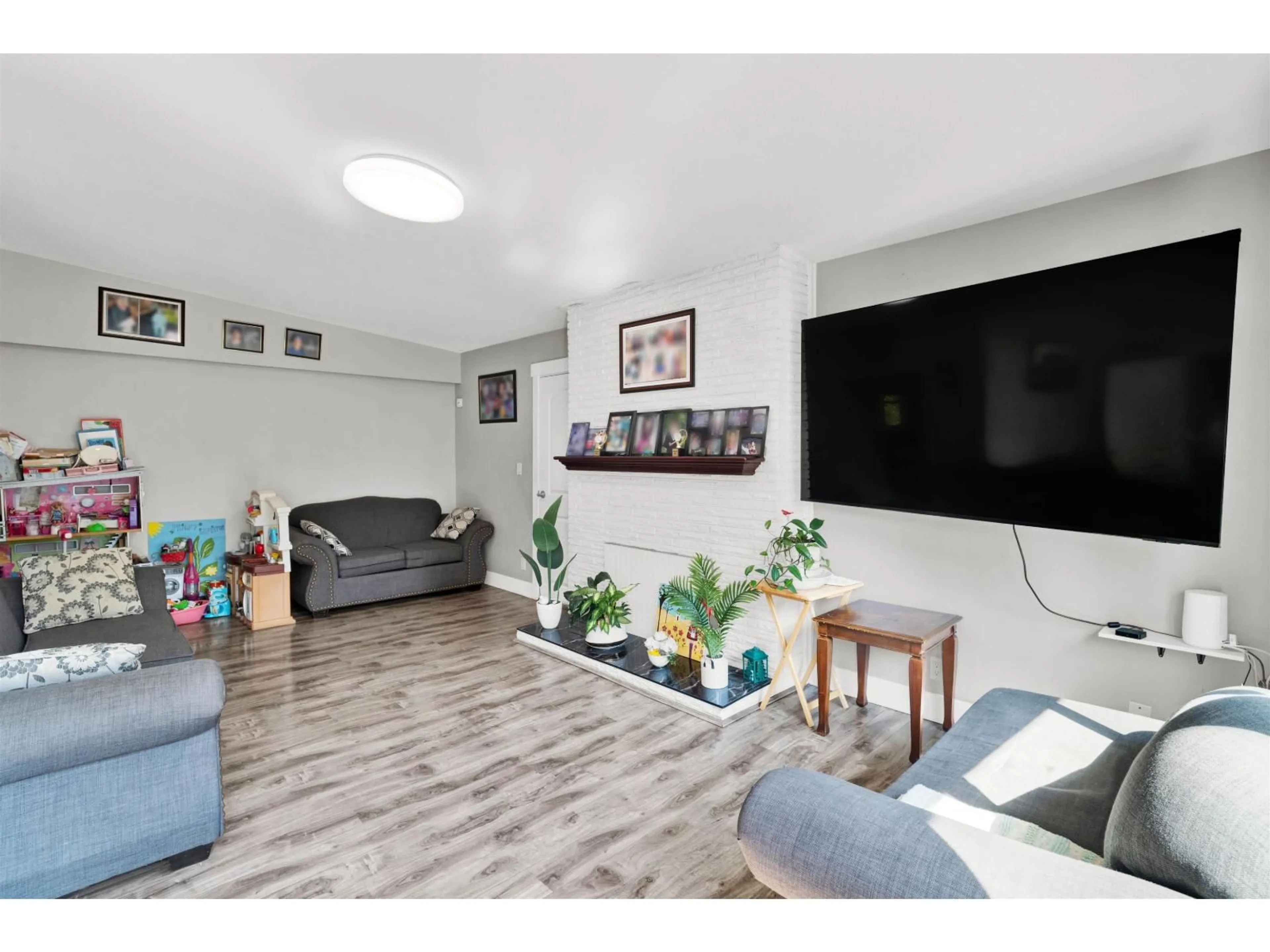Living room with furniture, unknown for 12847 106, Surrey British Columbia V3T2B9