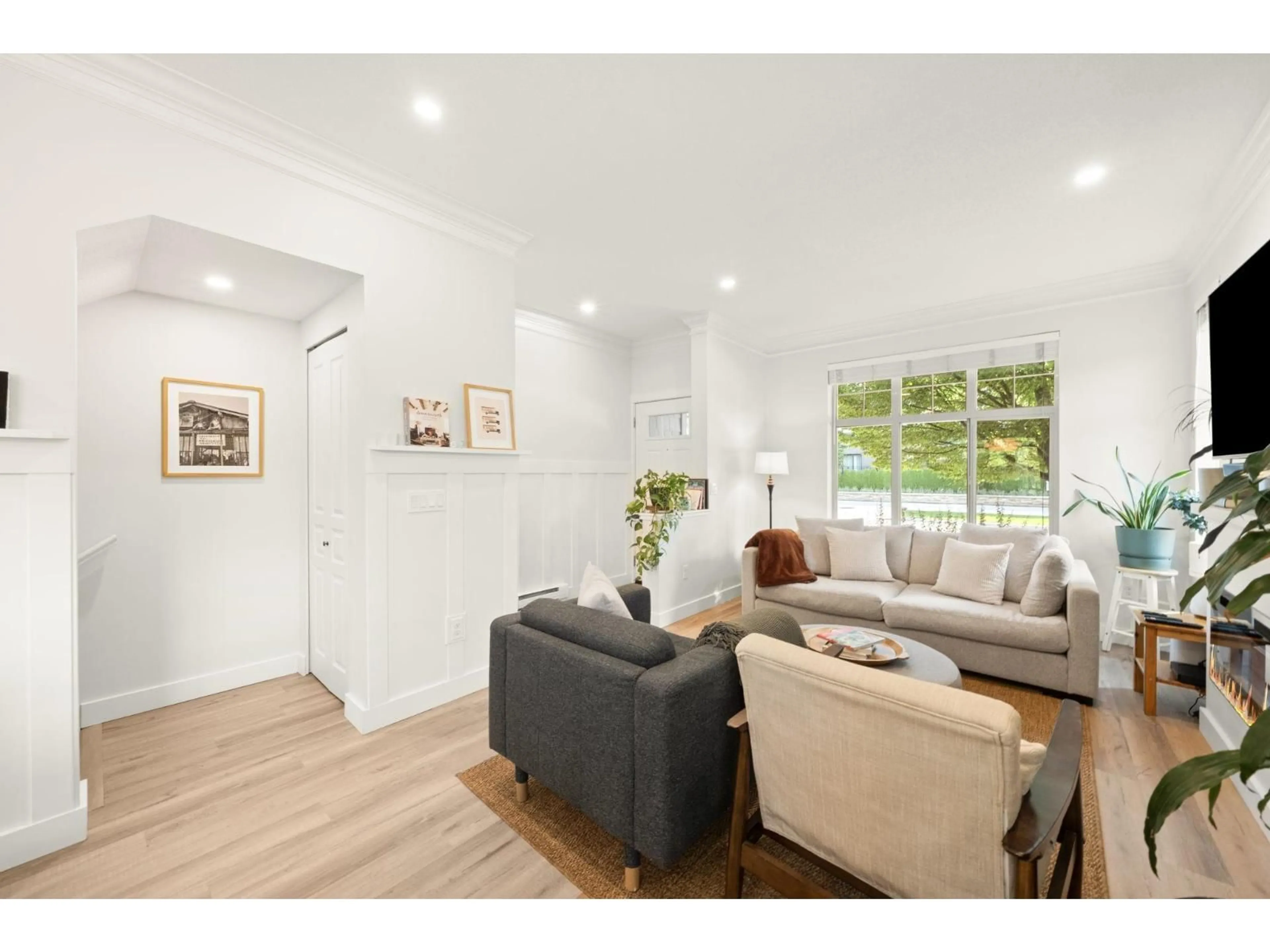 Living room with furniture, wood/laminate floor for 1 - 31125 WESTRIDGE, Abbotsford British Columbia V2T0B9