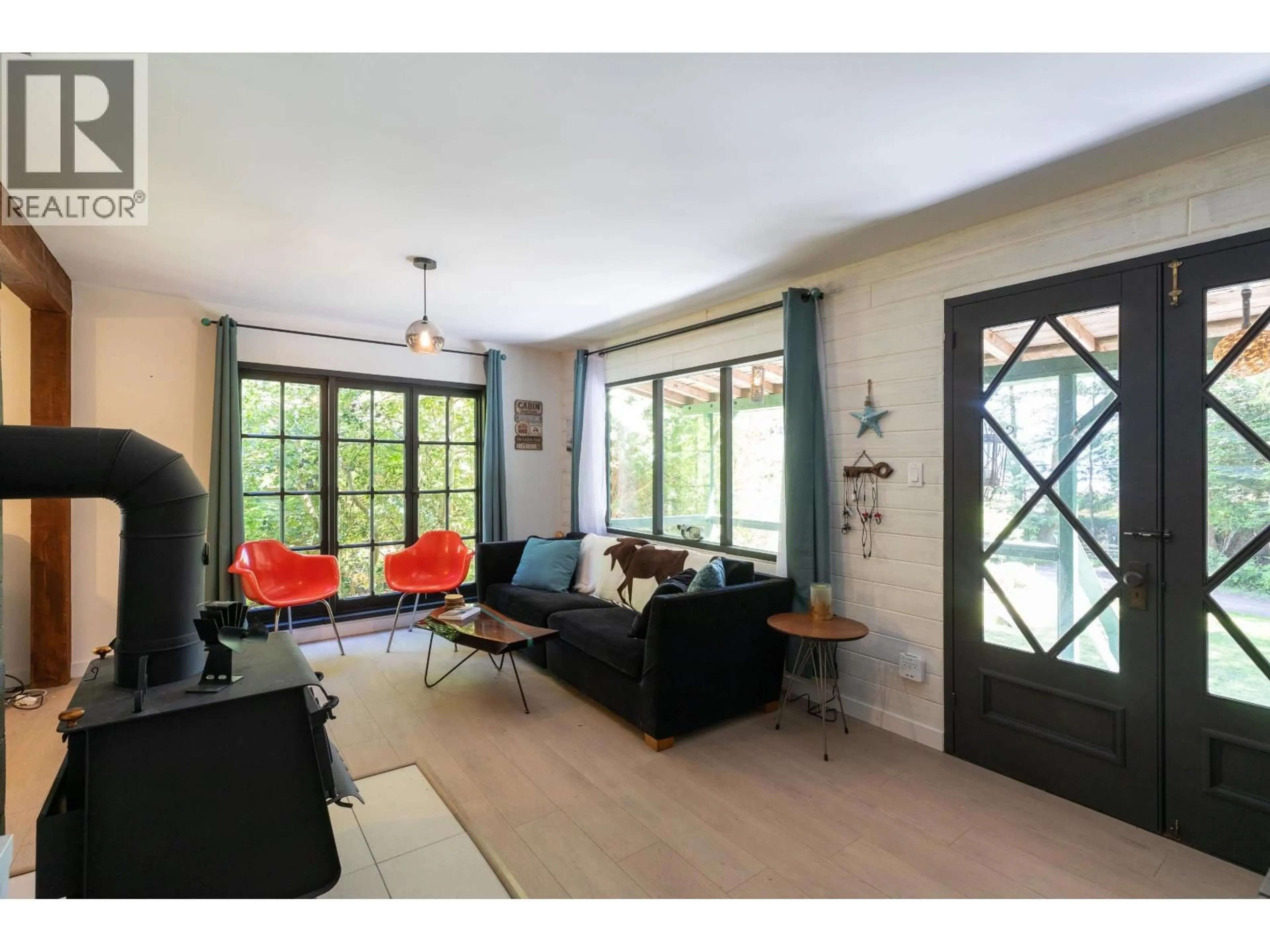 Living room with furniture, unknown for 138 ESPLANADE ROAD, Keats Island British Columbia V0N1V0