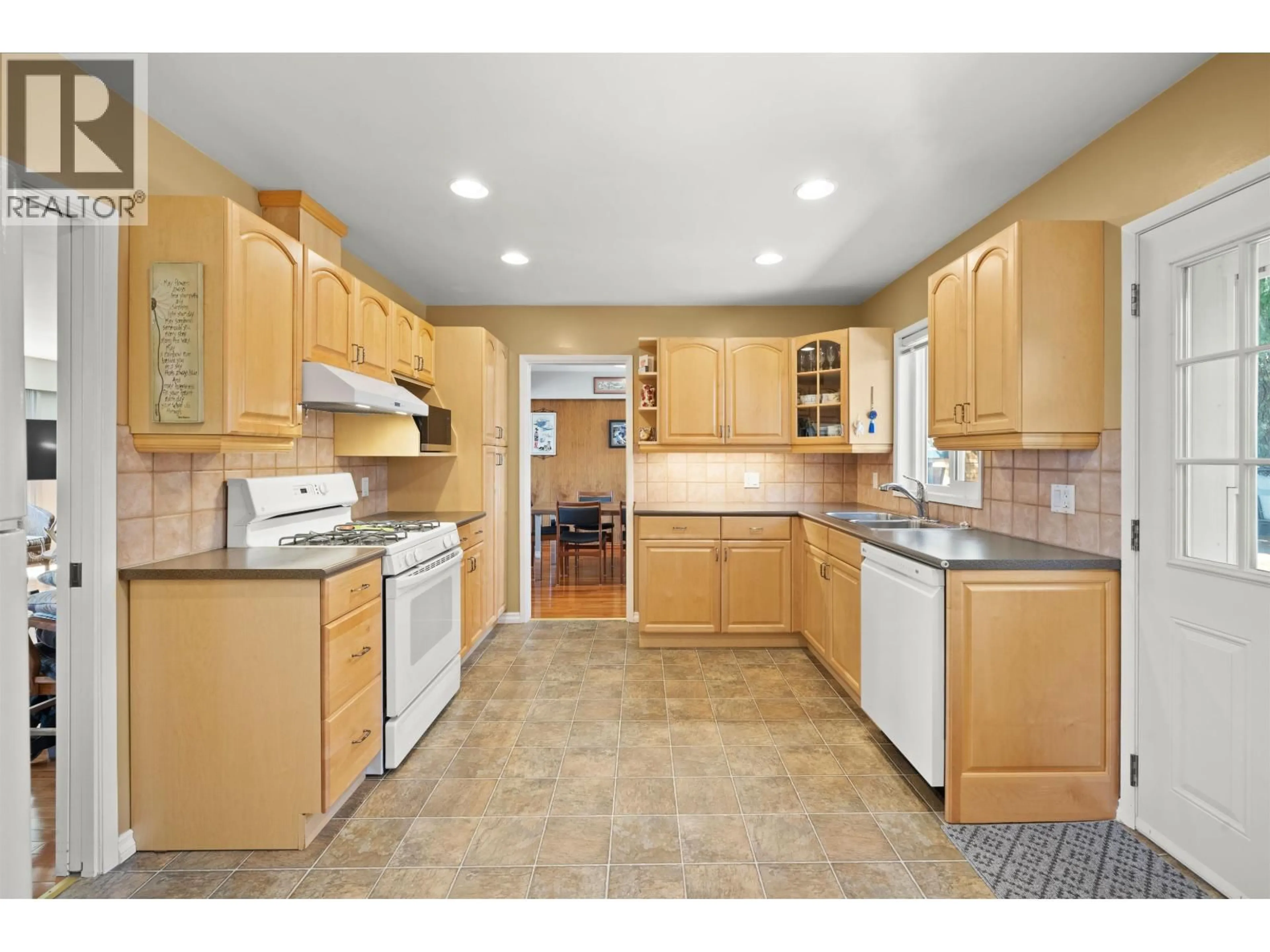 Open concept kitchen, ceramic/tile floor for 83 MOTT CRESCENT, New Westminster British Columbia V3L4L8