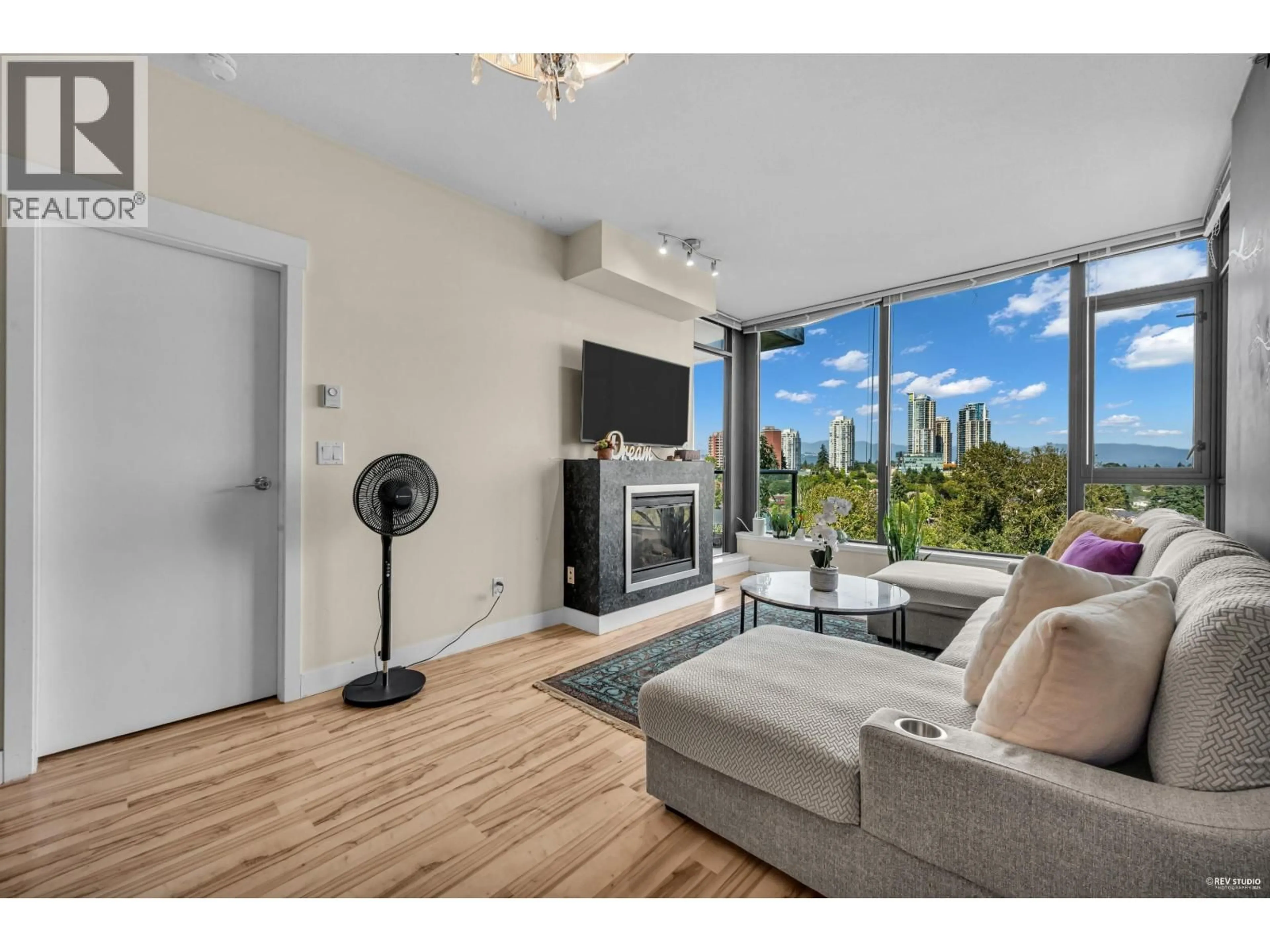 Living room with furniture, unknown for 1606 - 7088 18TH AVENUE, Burnaby British Columbia V3N0A2