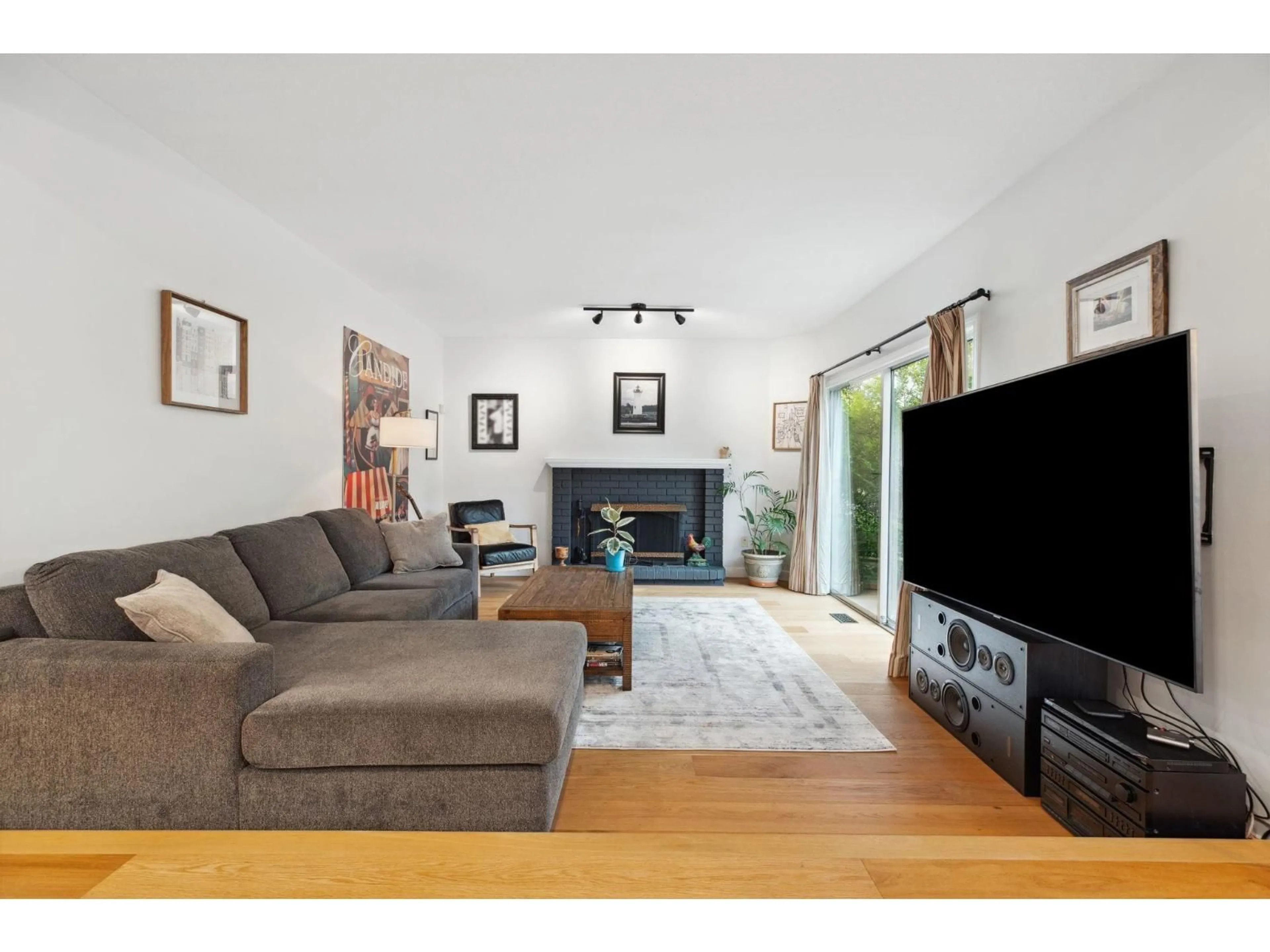 Living room with furniture, wood/laminate floor for 14370 83, Surrey British Columbia V3W0V7