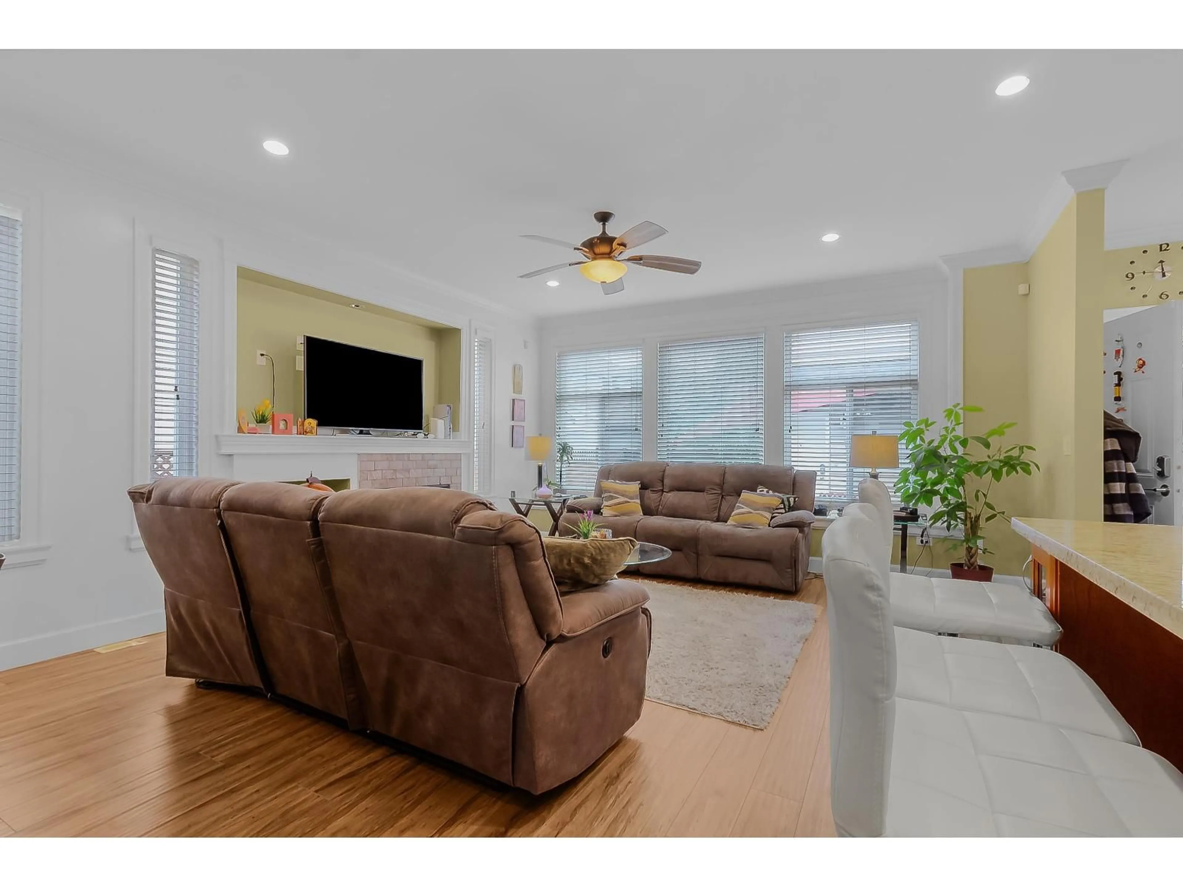 Living room with furniture, unknown for 19913 72 AVENUE, Langley British Columbia V2Y3J2