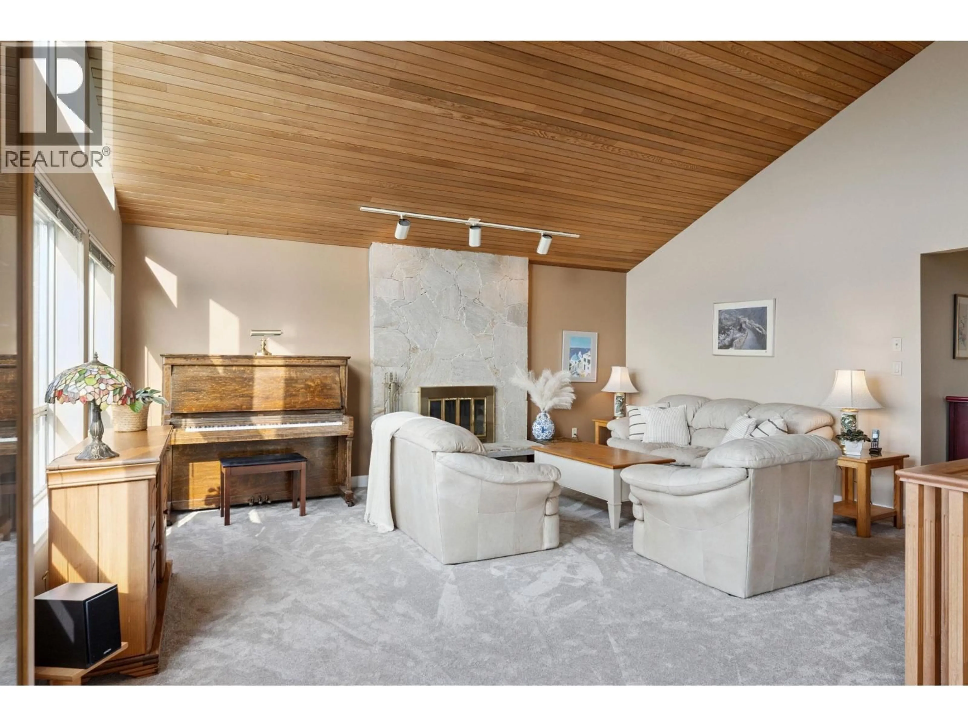 Living room with furniture, wood/laminate floor for 1084 CHAMBERLAIN DRIVE, North Vancouver British Columbia V7K1N9