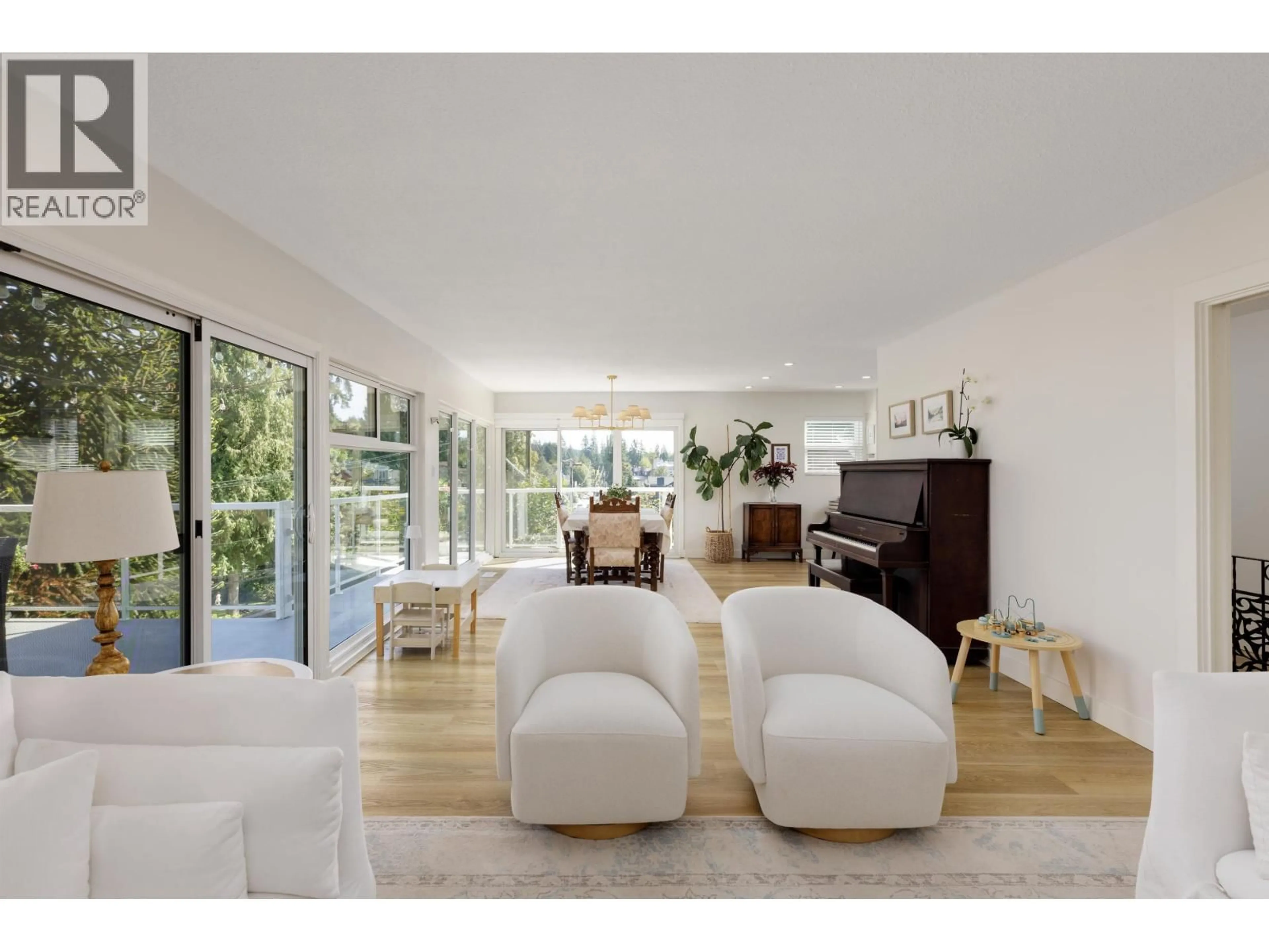 Living room with furniture, unknown for 2441 PANORAMA DRIVE, North Vancouver British Columbia V7G1V4