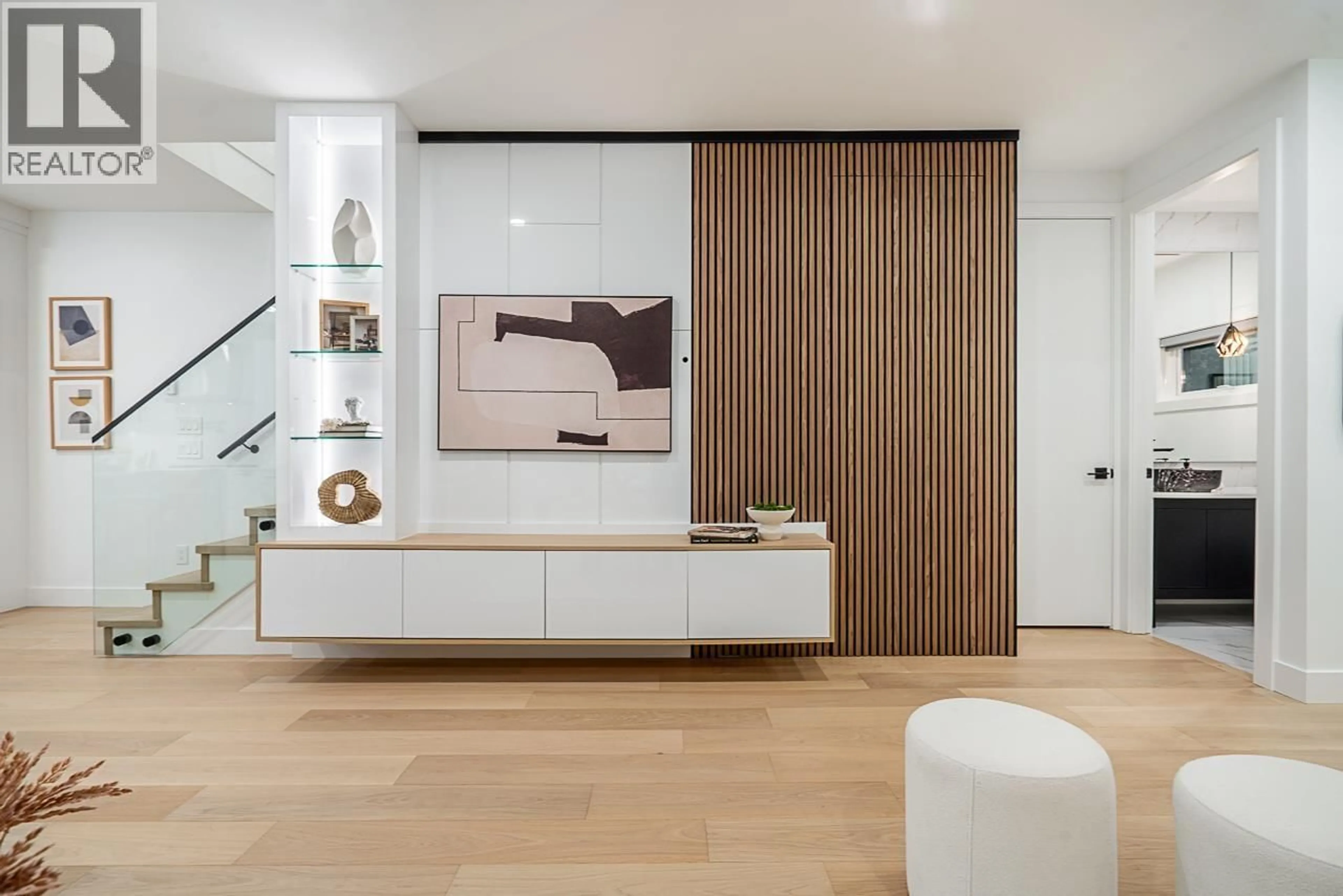 Indoor entryway for 3859 TRIUMPH STREET, Burnaby British Columbia V5C1Y6