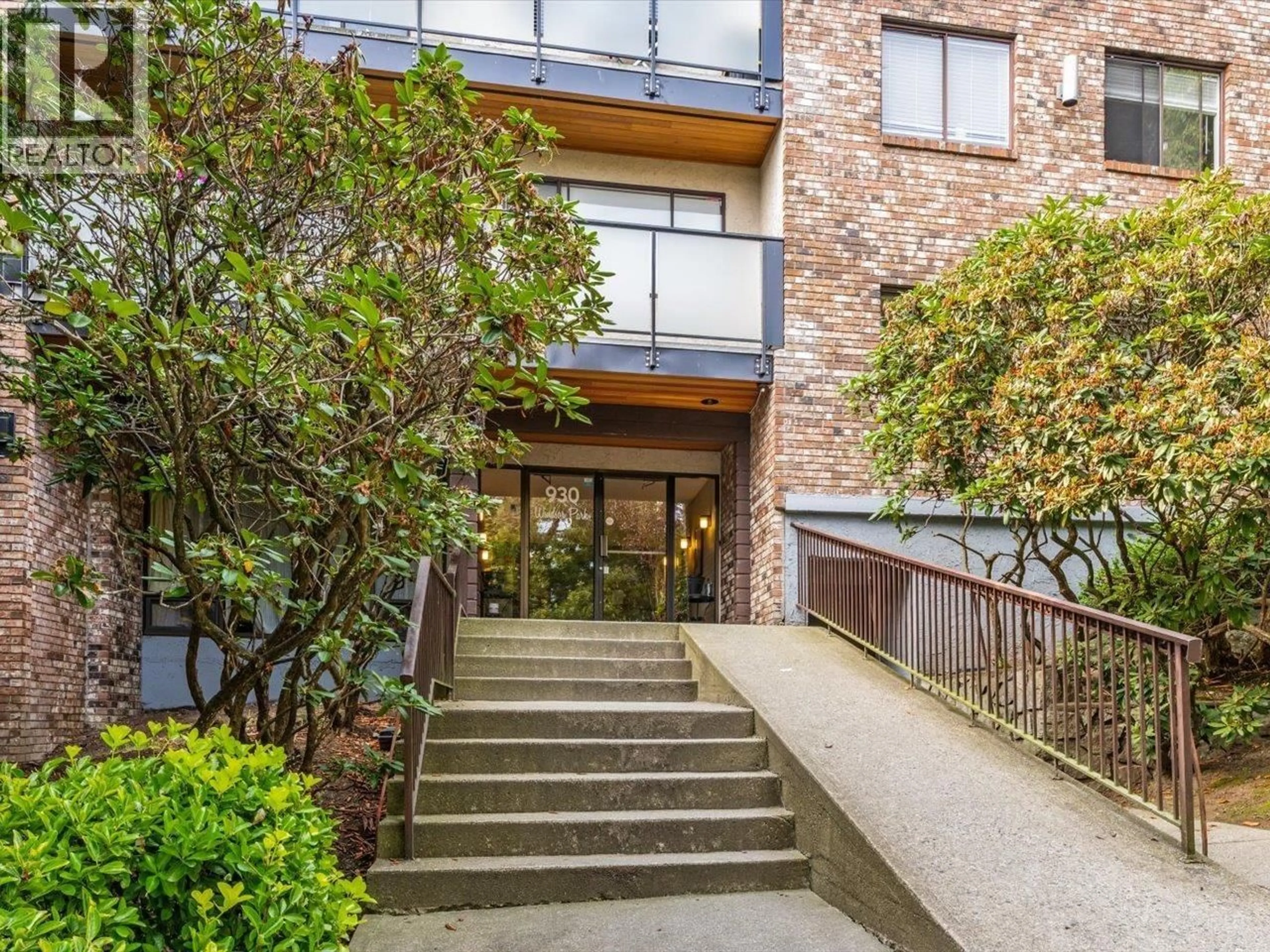 Indoor foyer for 210 - 930 7 AVENUE, Vancouver British Columbia V5T1P6