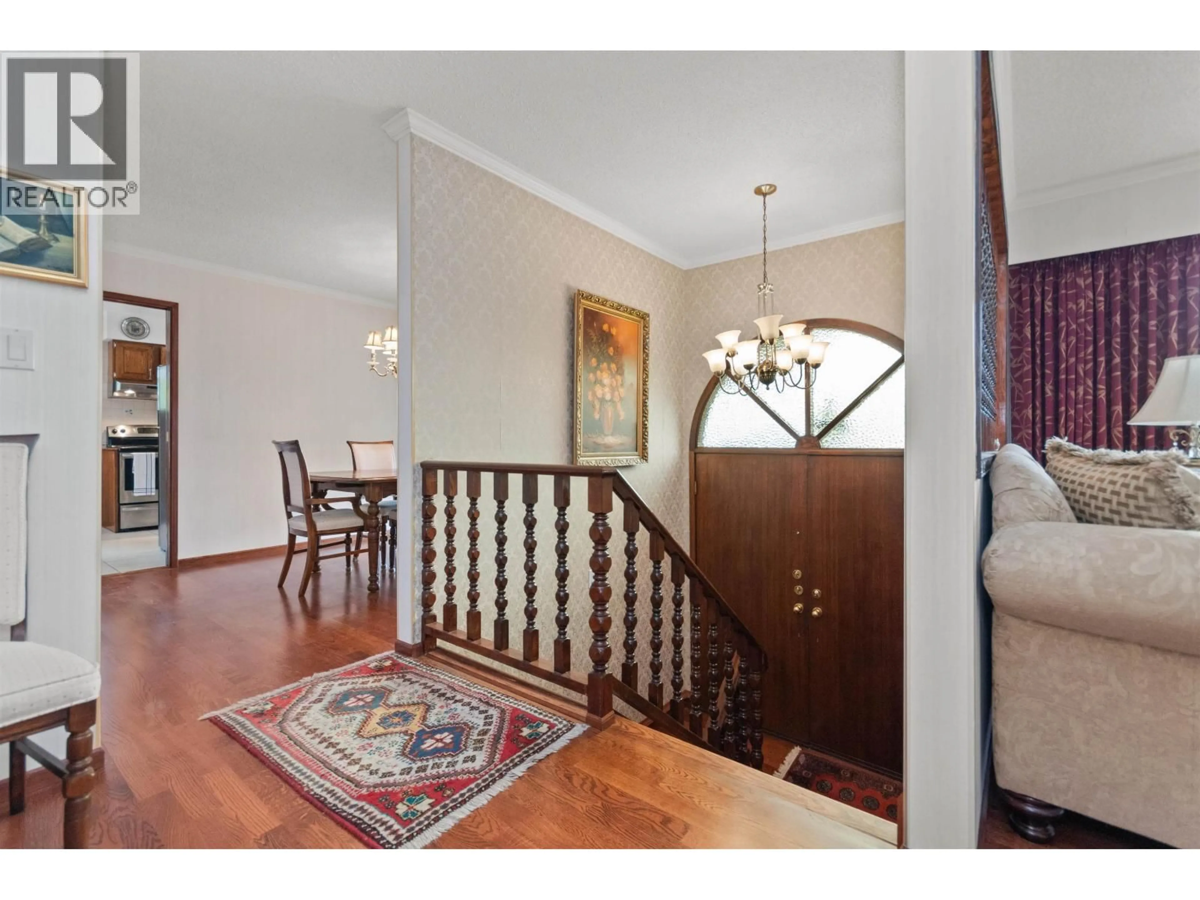 Indoor foyer for 3772 DOLLARTON HIGHWAY, North Vancouver British Columbia V7G1A2
