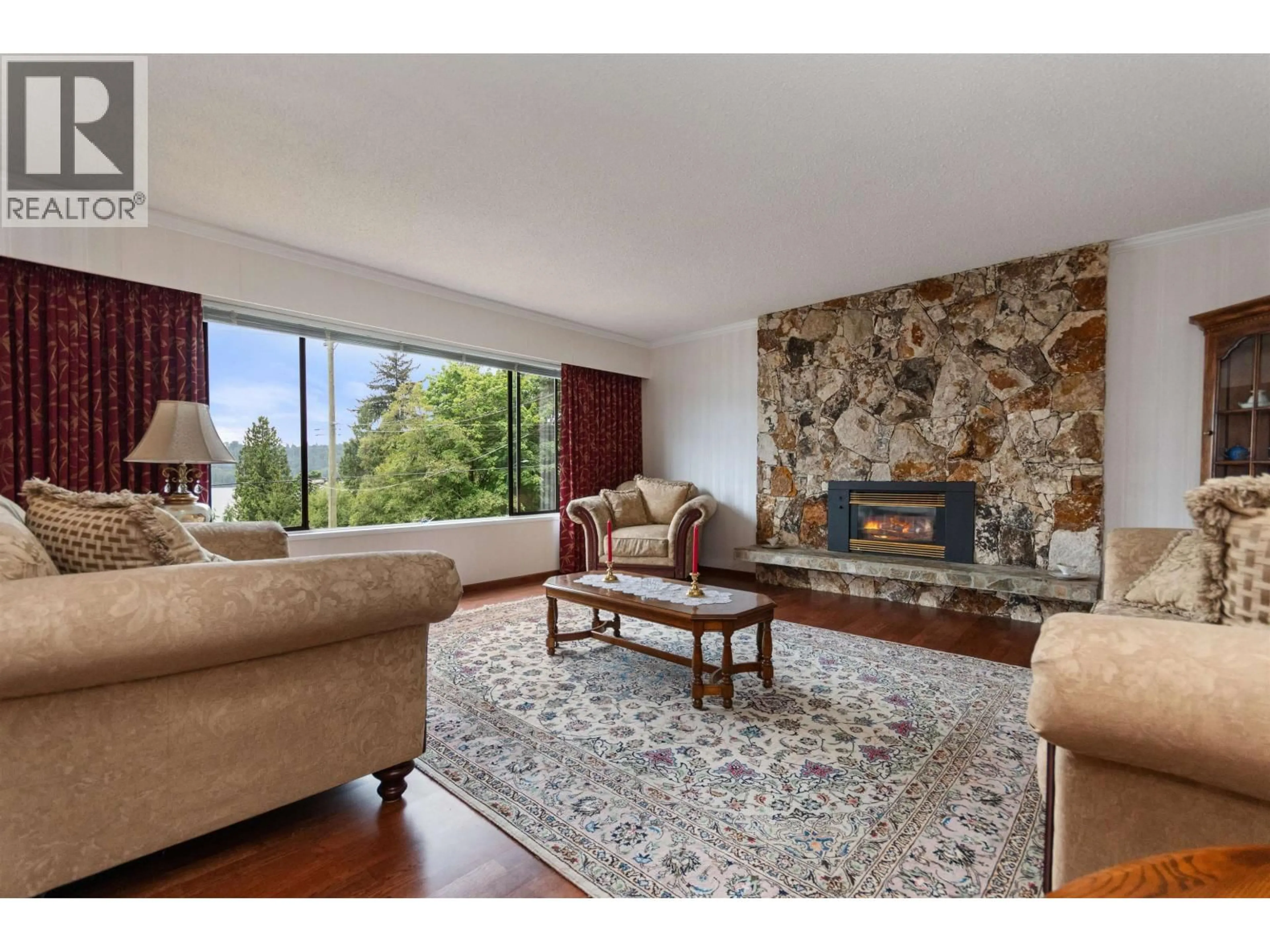 Living room with furniture, unknown for 3772 DOLLARTON HIGHWAY, North Vancouver British Columbia V7G1A2