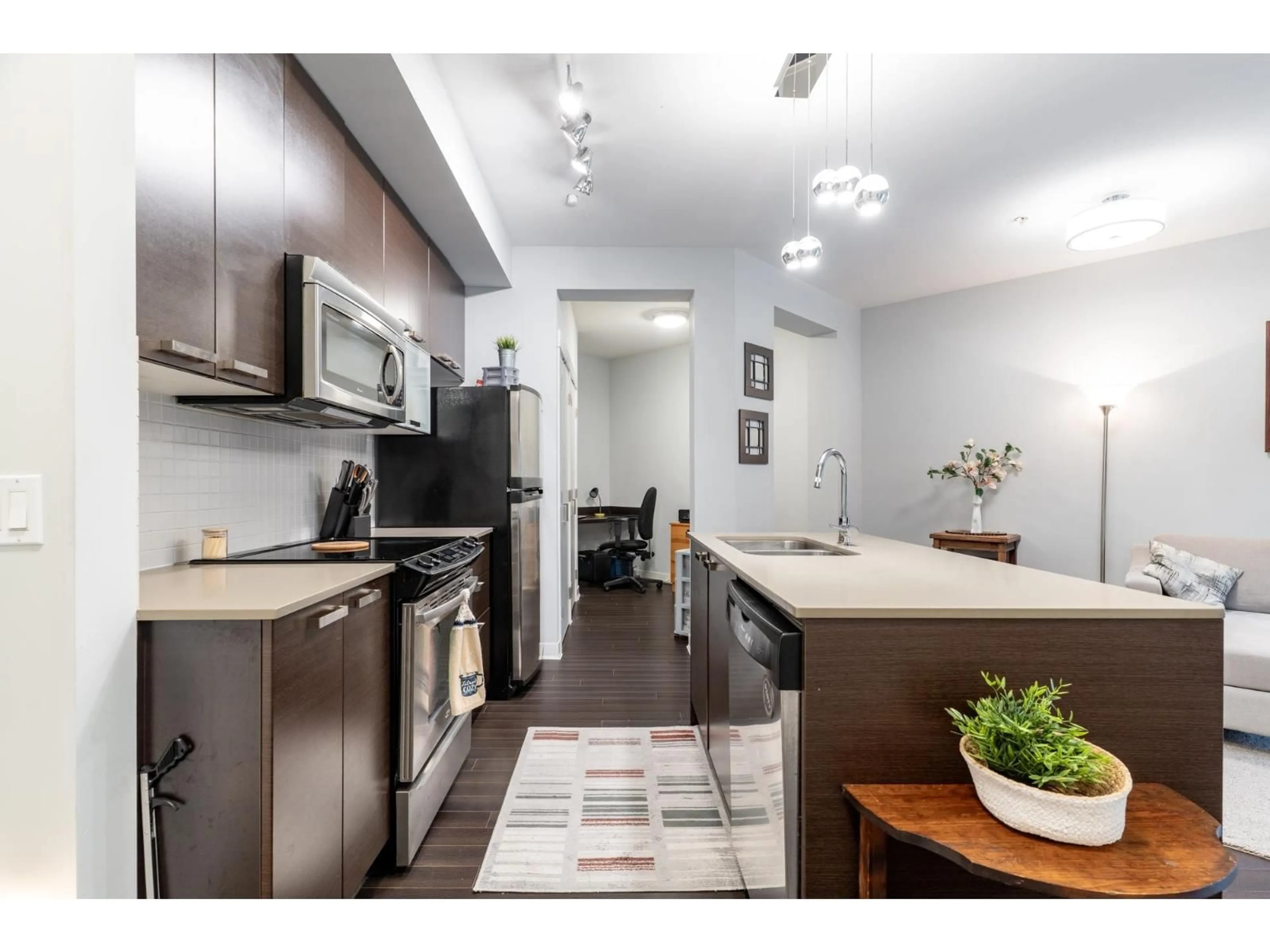 Standard kitchen, unknown for 267 - 6758 188, Surrey British Columbia V4N6K2
