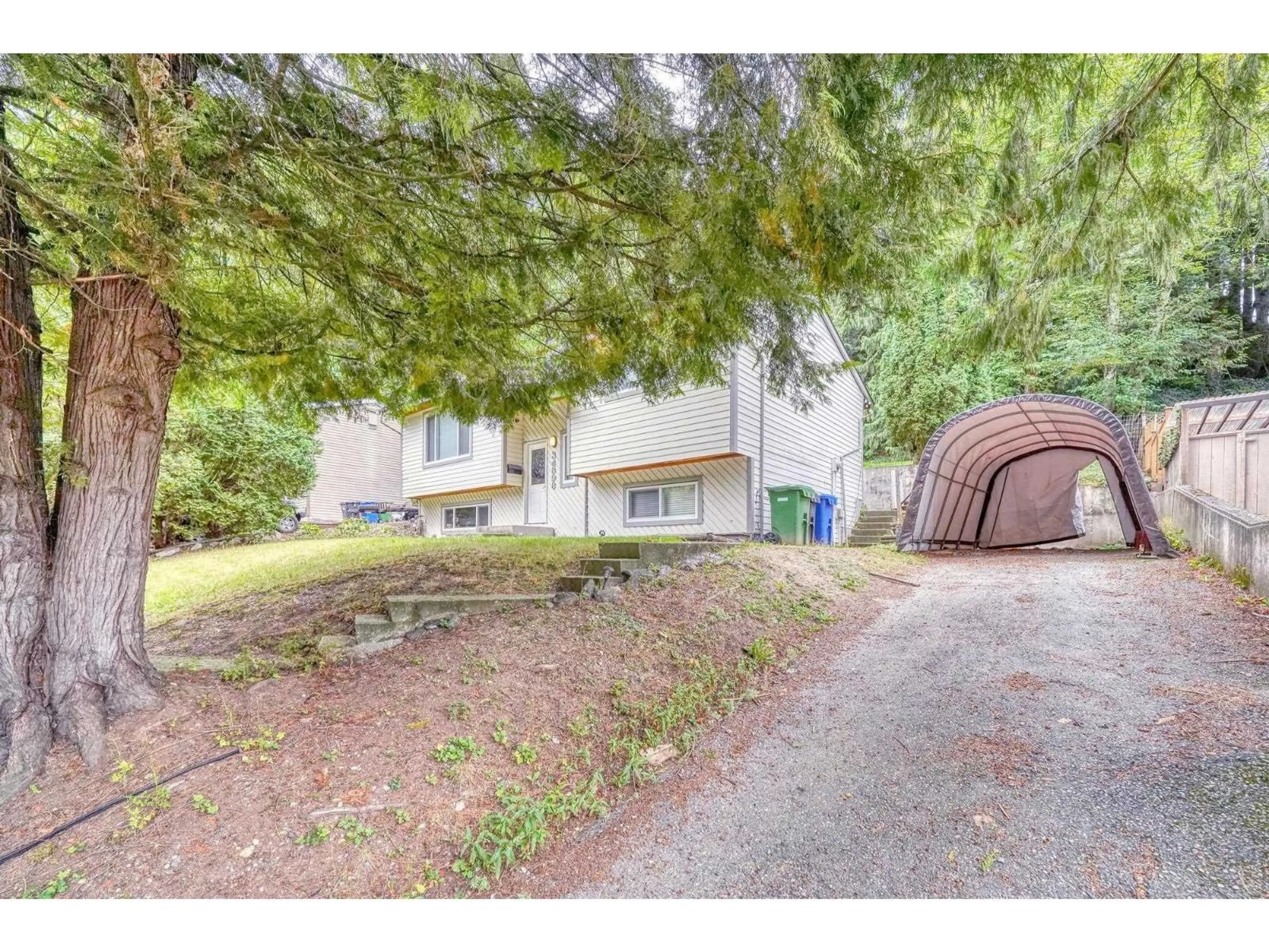 A pic from outside/outdoor area/front of a property/back of a property/a pic from drone, street for 34898 LABURNUM, Abbotsford British Columbia V2S5J4