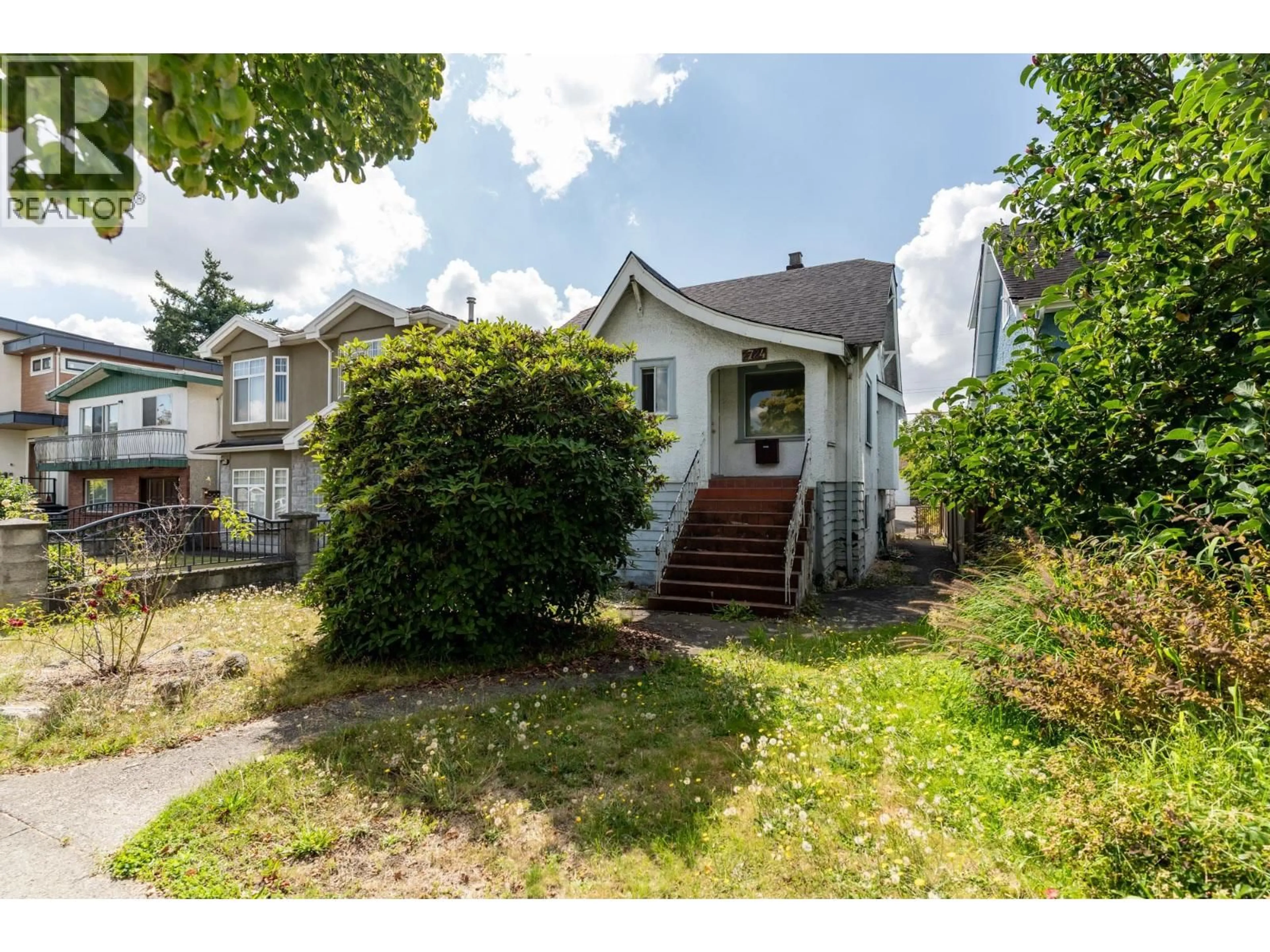 Unknown for 2724 CHARLES STREET, Vancouver British Columbia V5K3A7