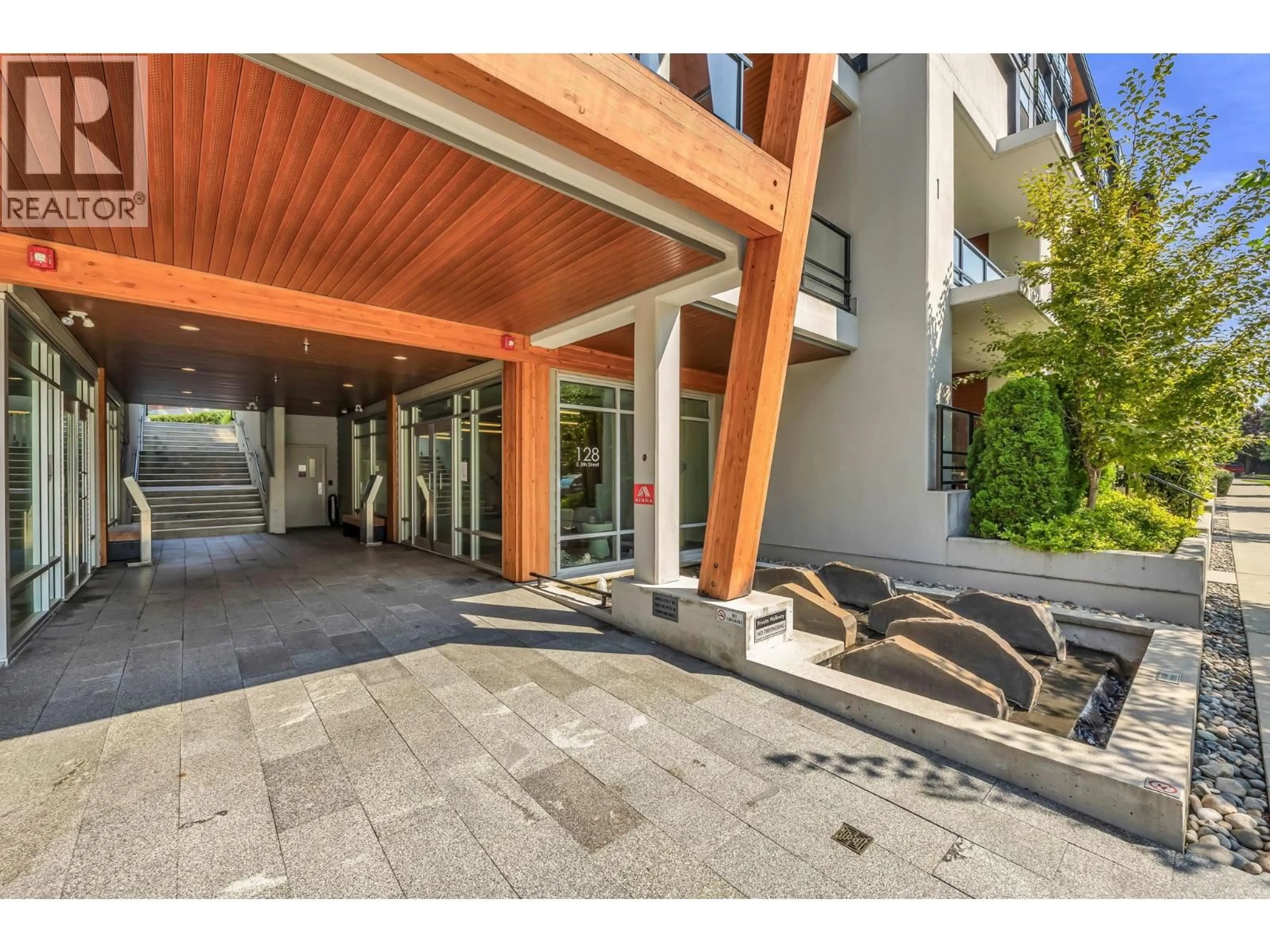 Indoor foyer for 404 - 128 8TH STREET, North Vancouver British Columbia V7L0H2