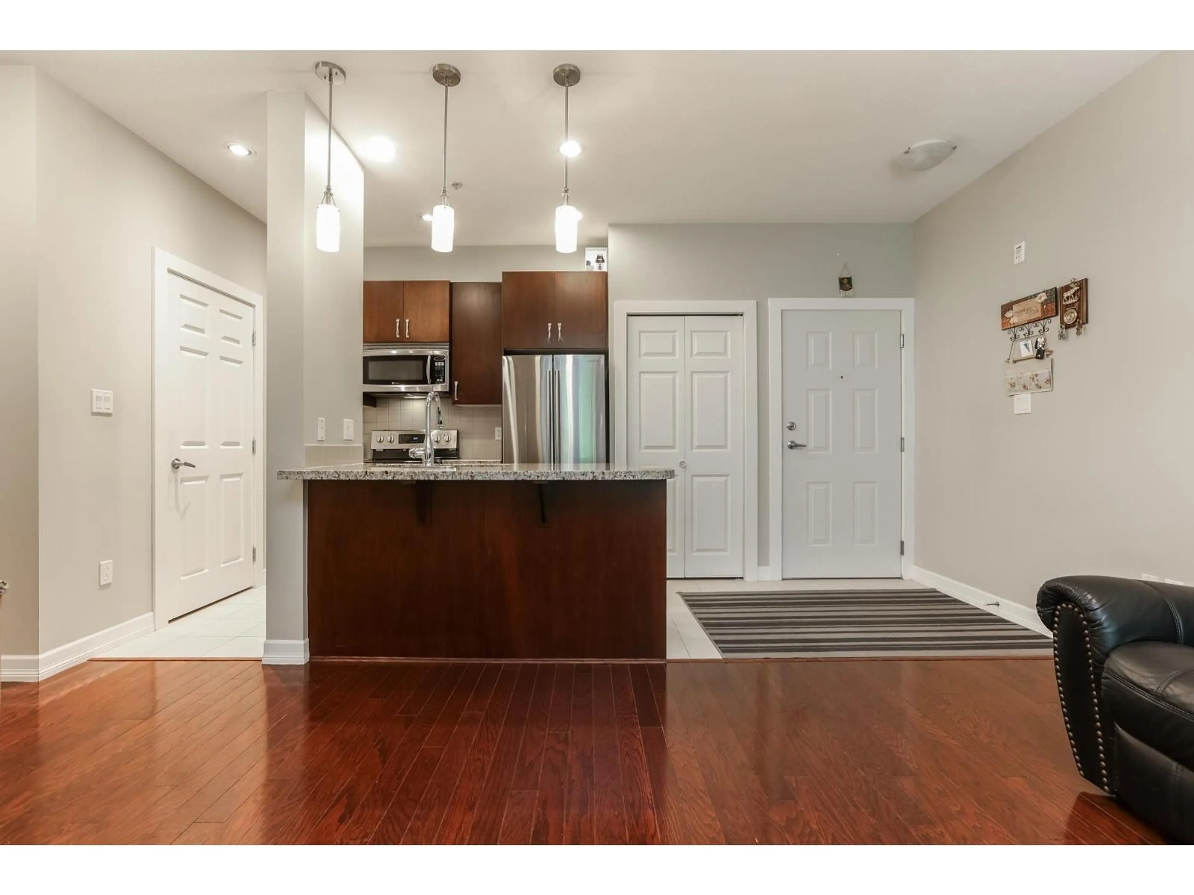 Open concept kitchen, wood/laminate floor for 404 - 10237 133, Surrey British Columbia V3T0C6