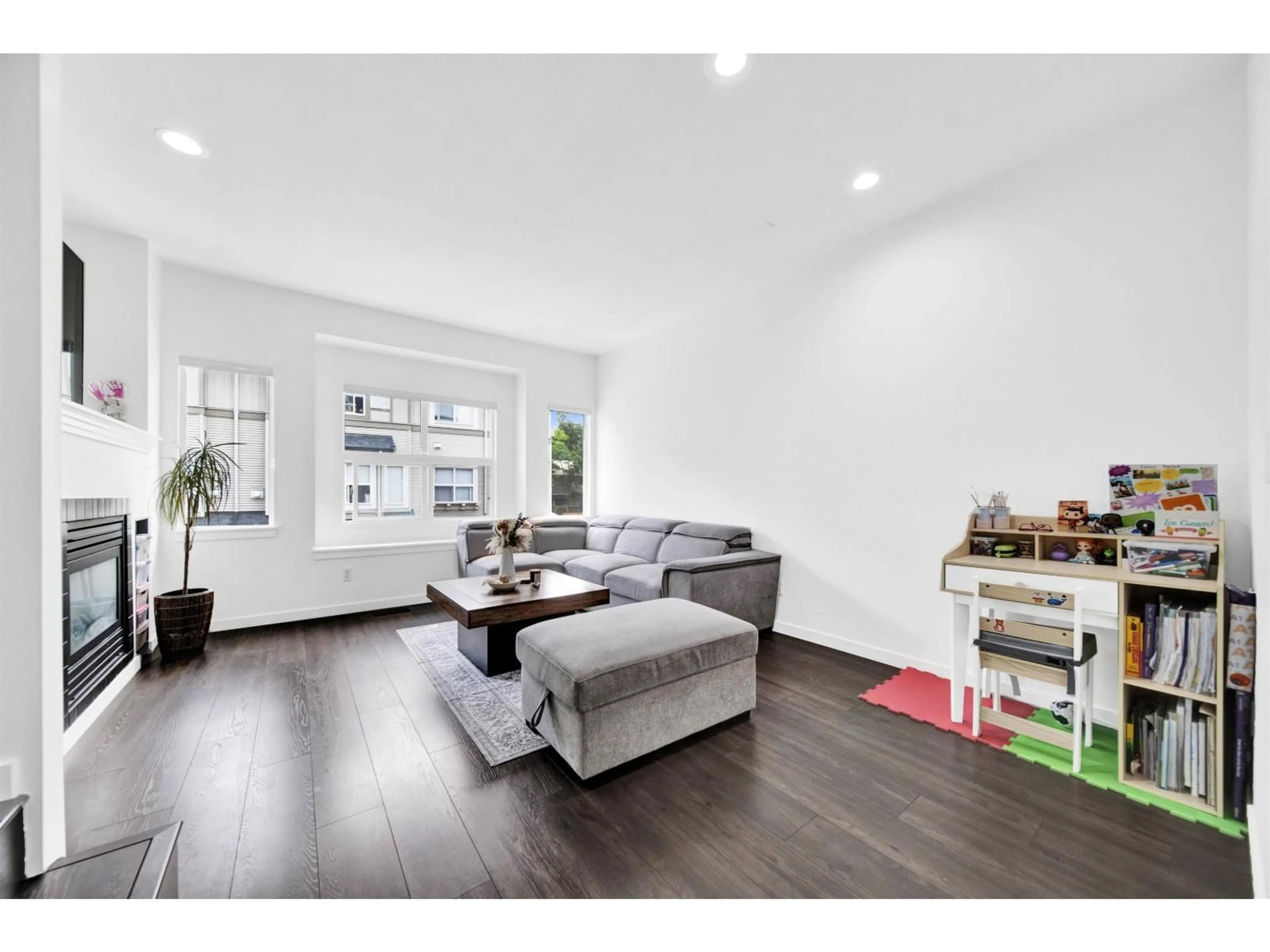 Living room with furniture, wood/laminate floor for 58 - 12677 63, Surrey British Columbia V3X3T3