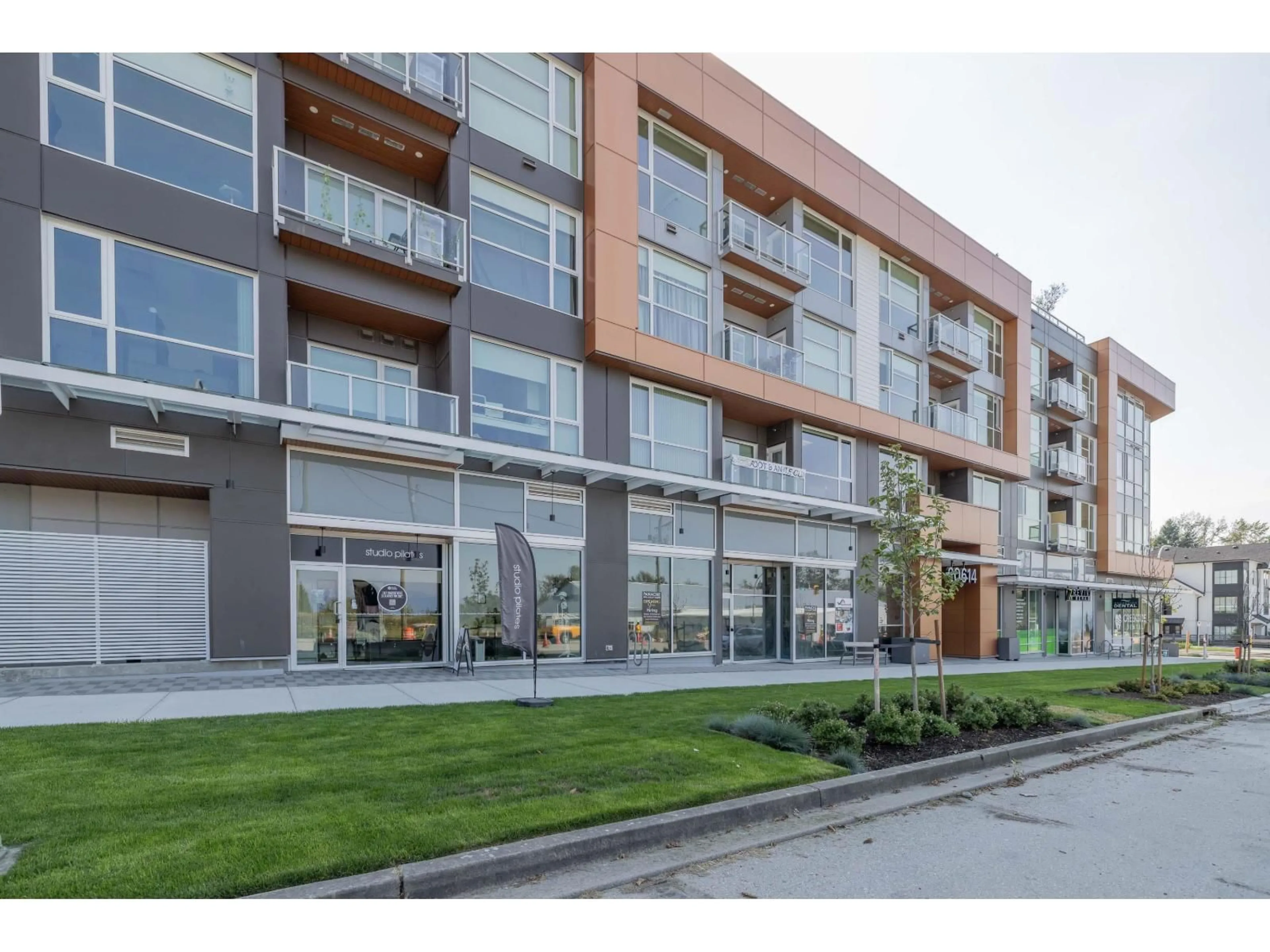 Patio, building for 407 - 20614 80, Langley British Columbia V2Y3W7
