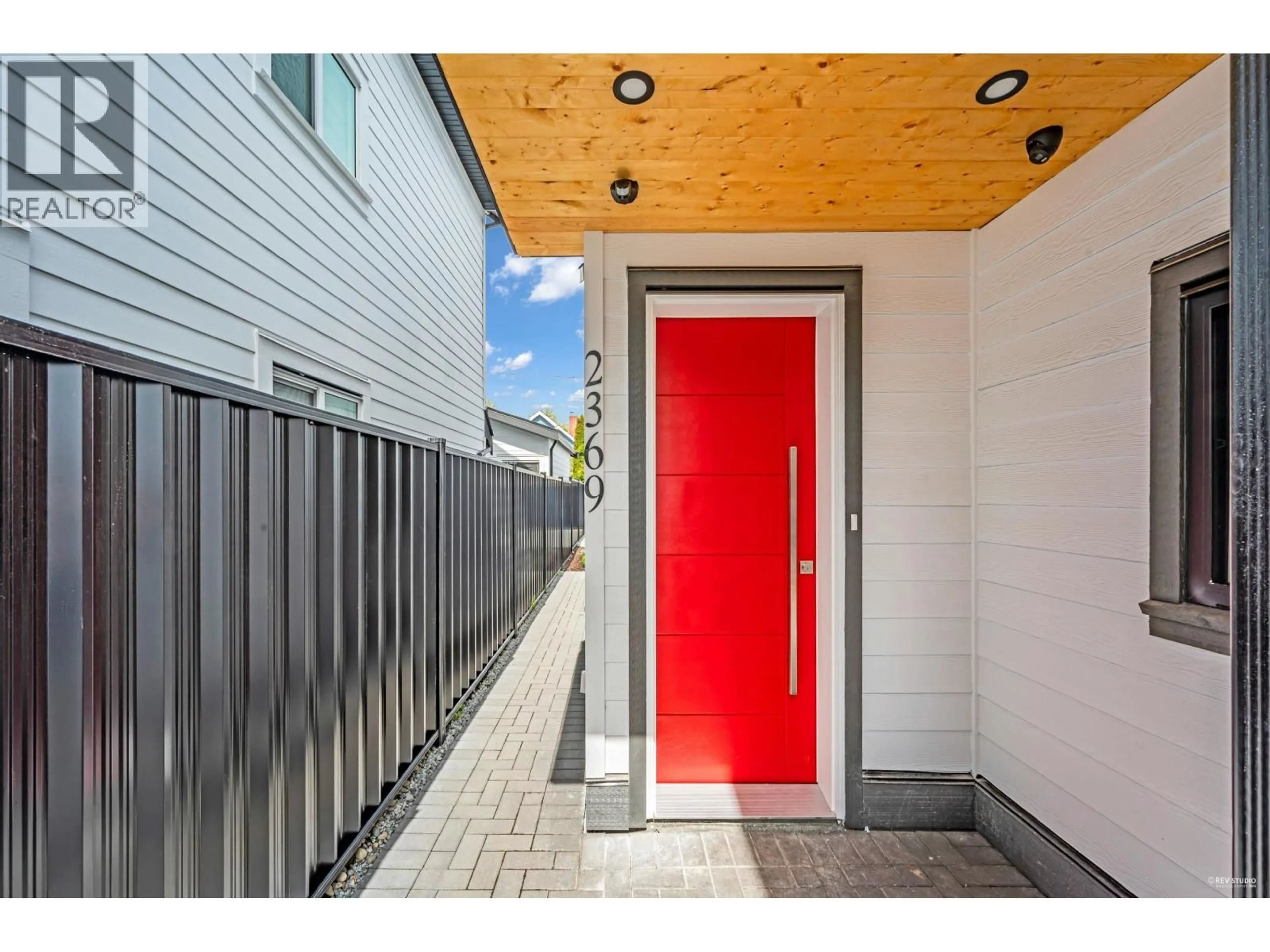 Indoor entryway for 2369 ADANAC STREET, Vancouver British Columbia V5L2E9