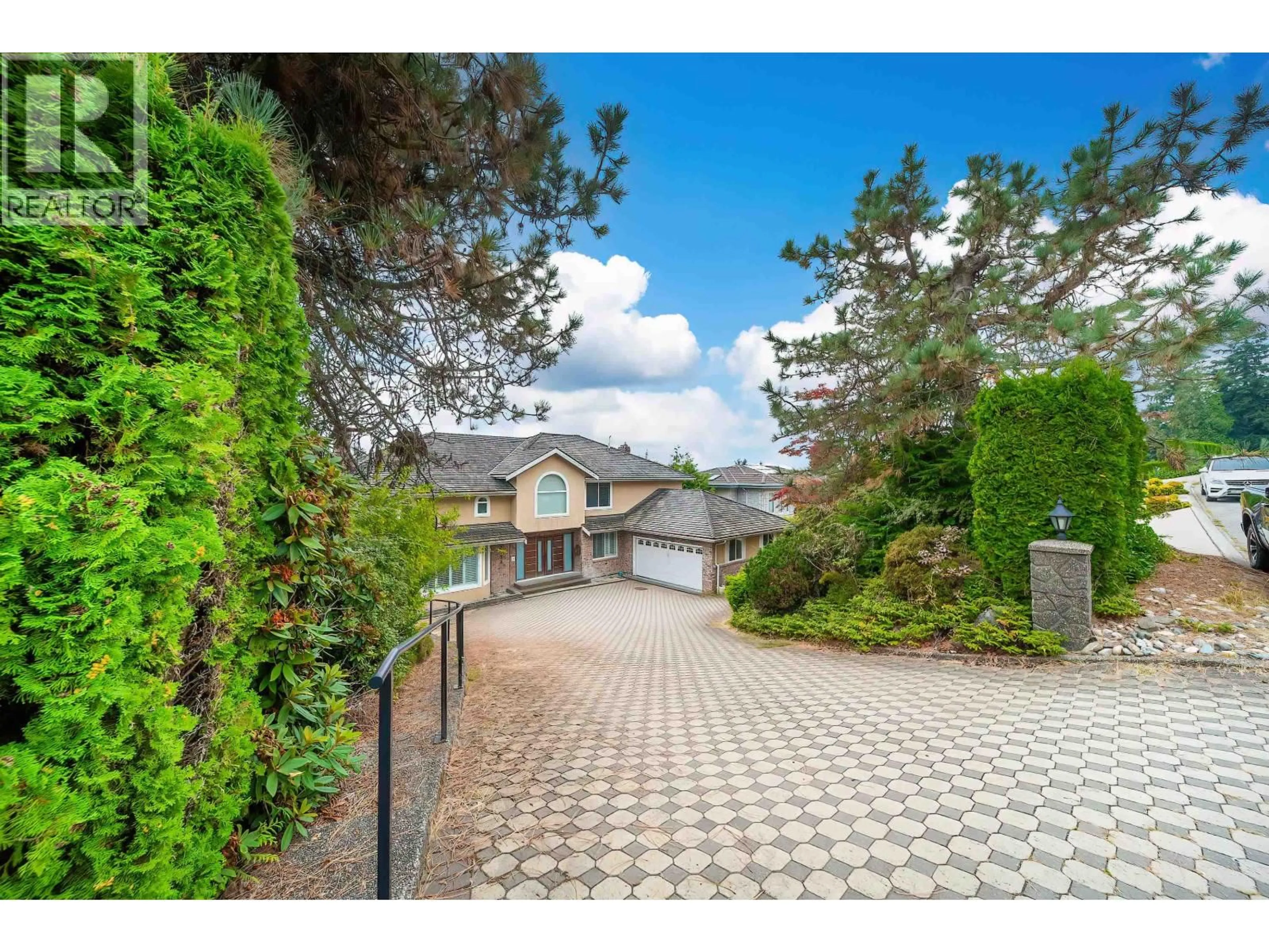 A pic from outside/outdoor area/front of a property/back of a property/a pic from drone, street for 2138 WESTHILL PLACE, West Vancouver British Columbia V7S2Z4