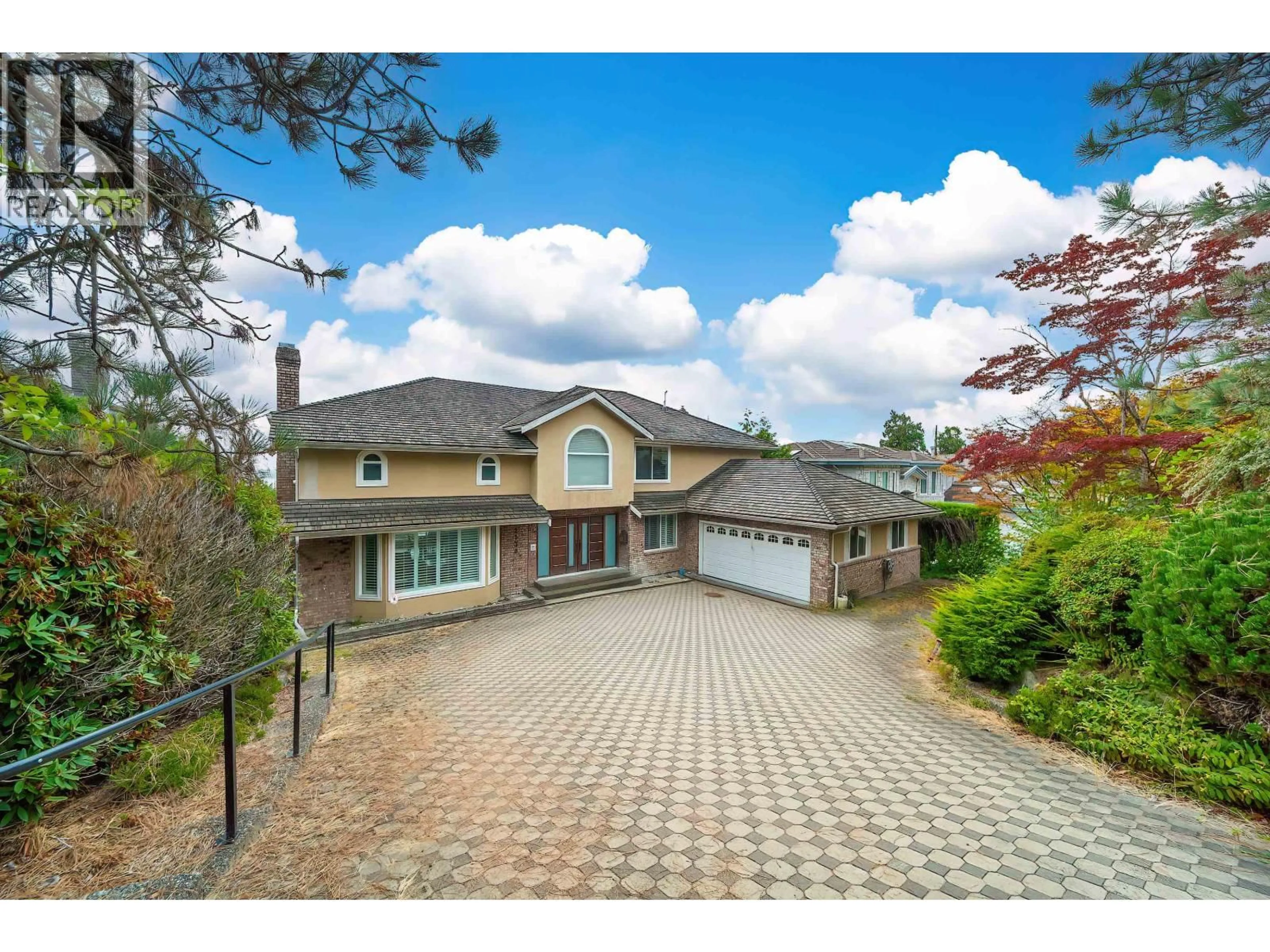 A pic from outside/outdoor area/front of a property/back of a property/a pic from drone, street for 2138 WESTHILL PLACE, West Vancouver British Columbia V7S2Z4