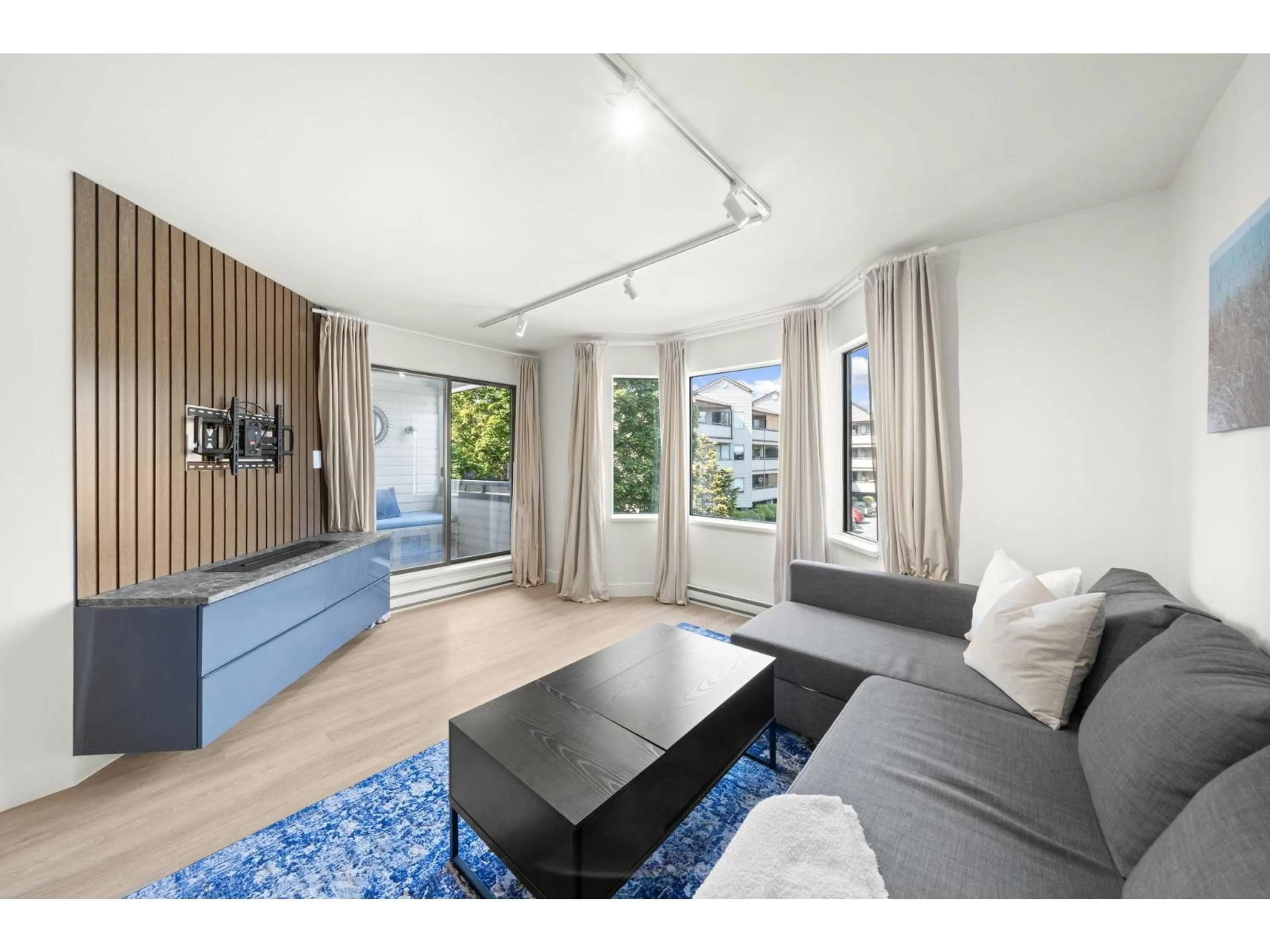 Living room with furniture, wood/laminate floor for 208 - 5224 204, Langley British Columbia V3A1Z1