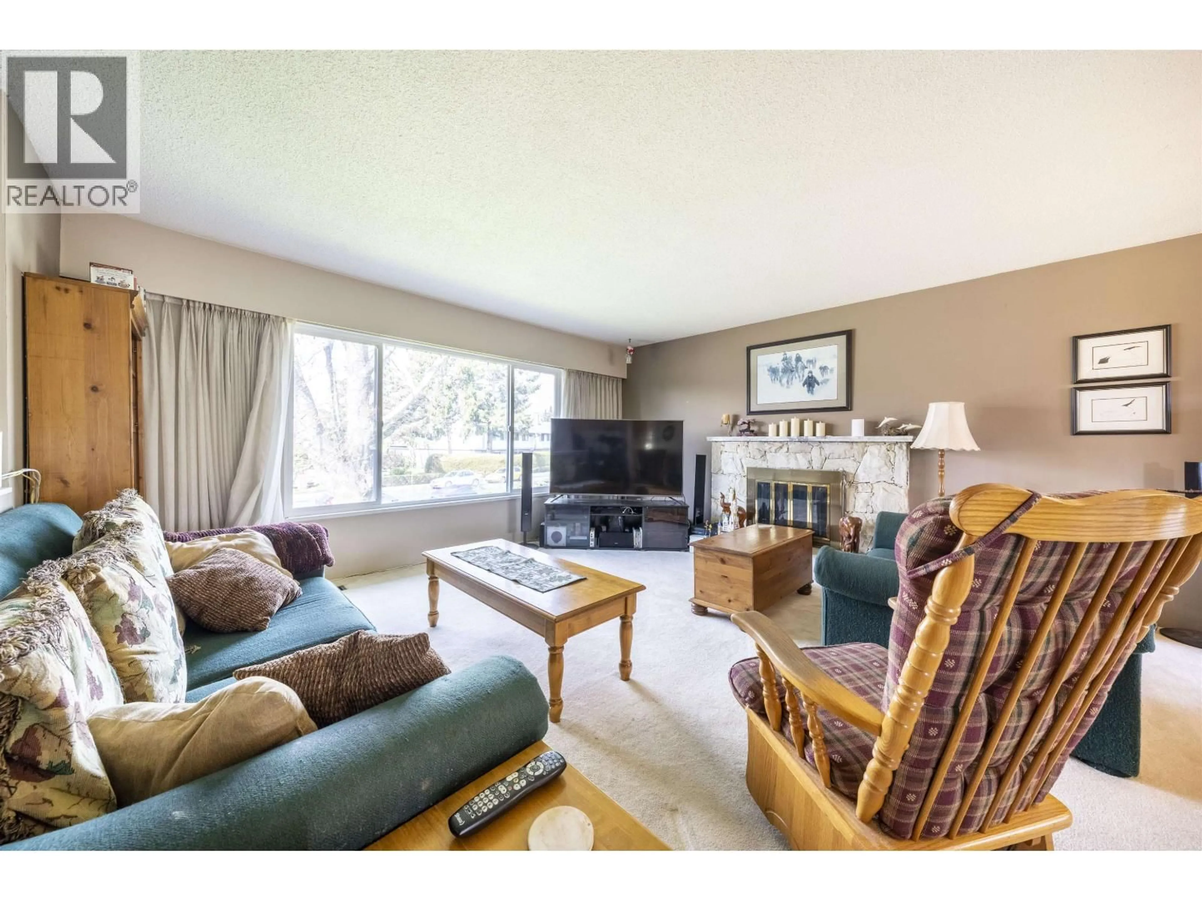 Living room with furniture, wood/laminate floor for 11700 KINGFISHER DRIVE, Richmond British Columbia V7E3N7