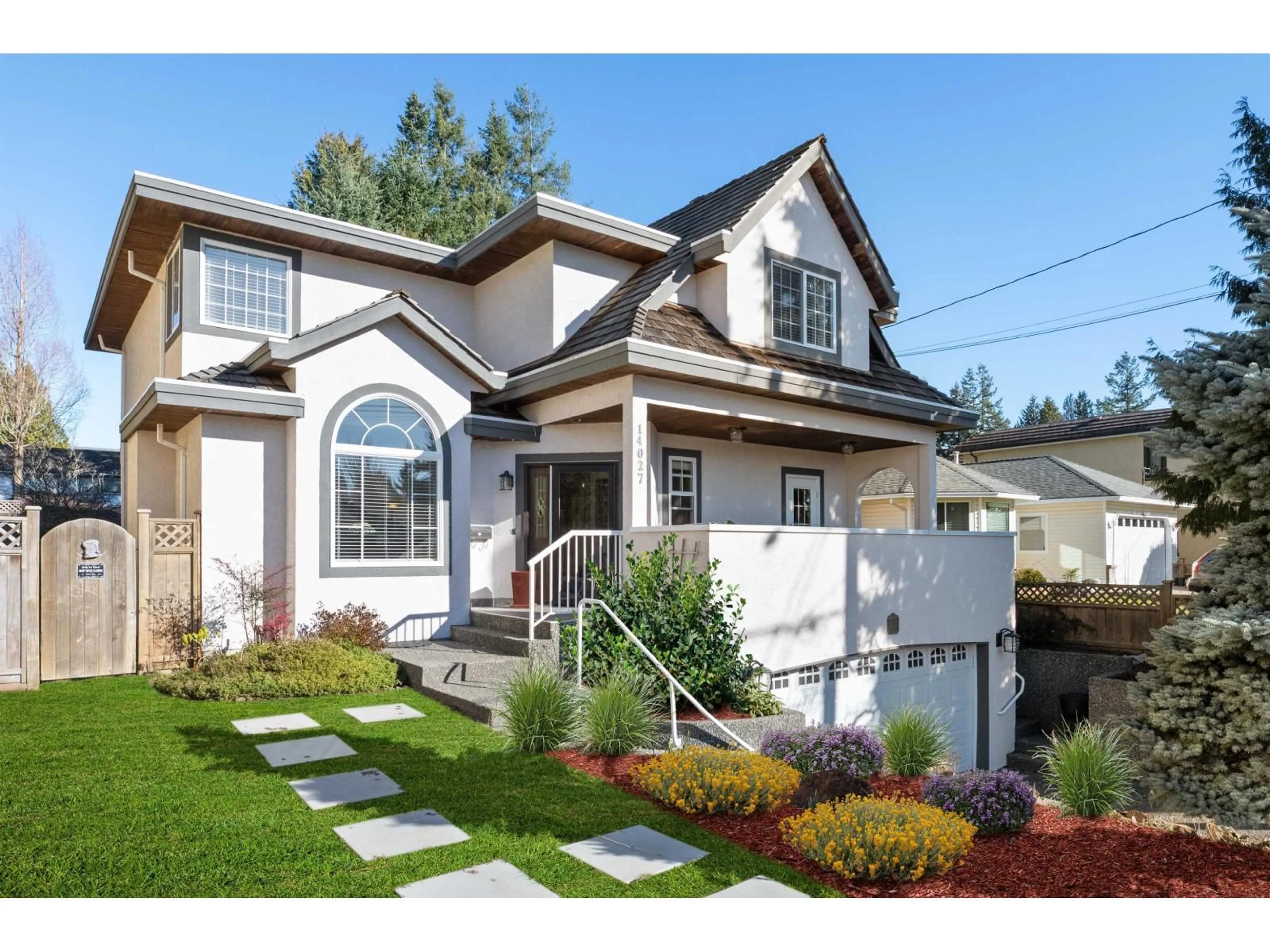 Home with vinyl exterior material, street for 14027 BLACKBURN, White Rock British Columbia V4B2Z6