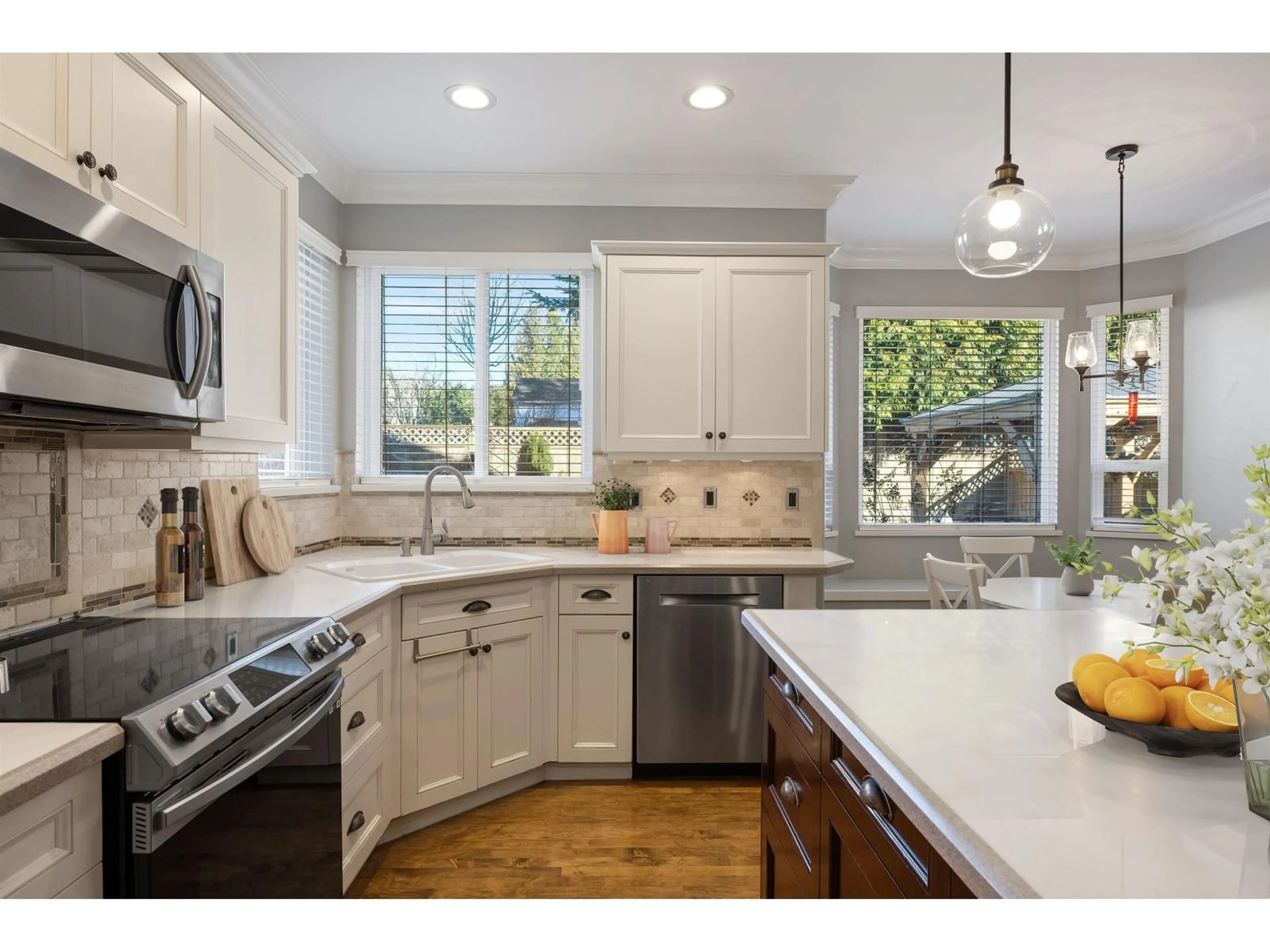 Open concept kitchen, ceramic/tile floor for 14027 BLACKBURN, White Rock British Columbia V4B2Z6