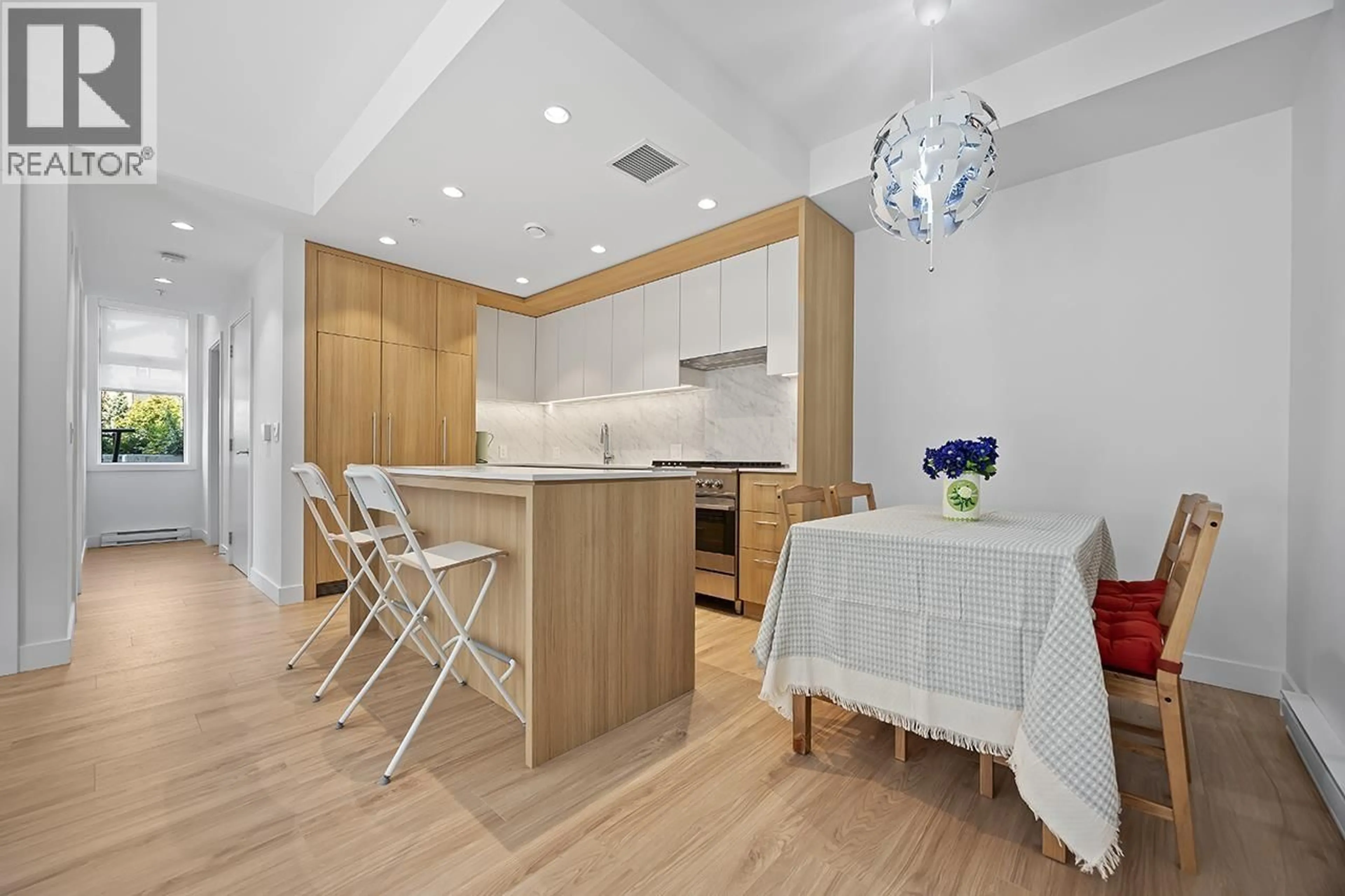 Contemporary kitchen, wood/laminate floor for 611 - 6085 IRMIN STREET, Burnaby British Columbia V5J0J7