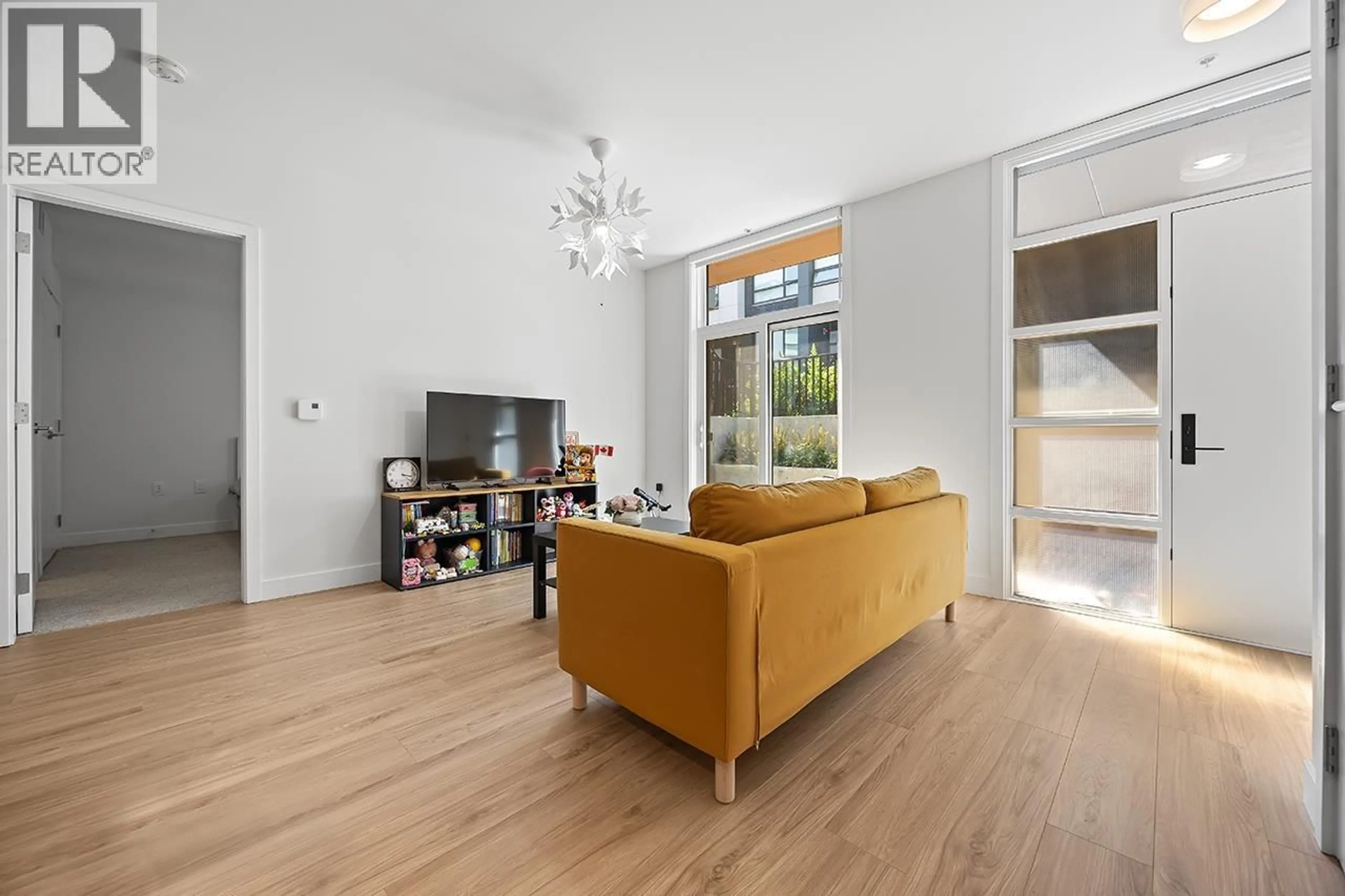 Living room with furniture, unknown for 611 - 6085 IRMIN STREET, Burnaby British Columbia V5J0J7