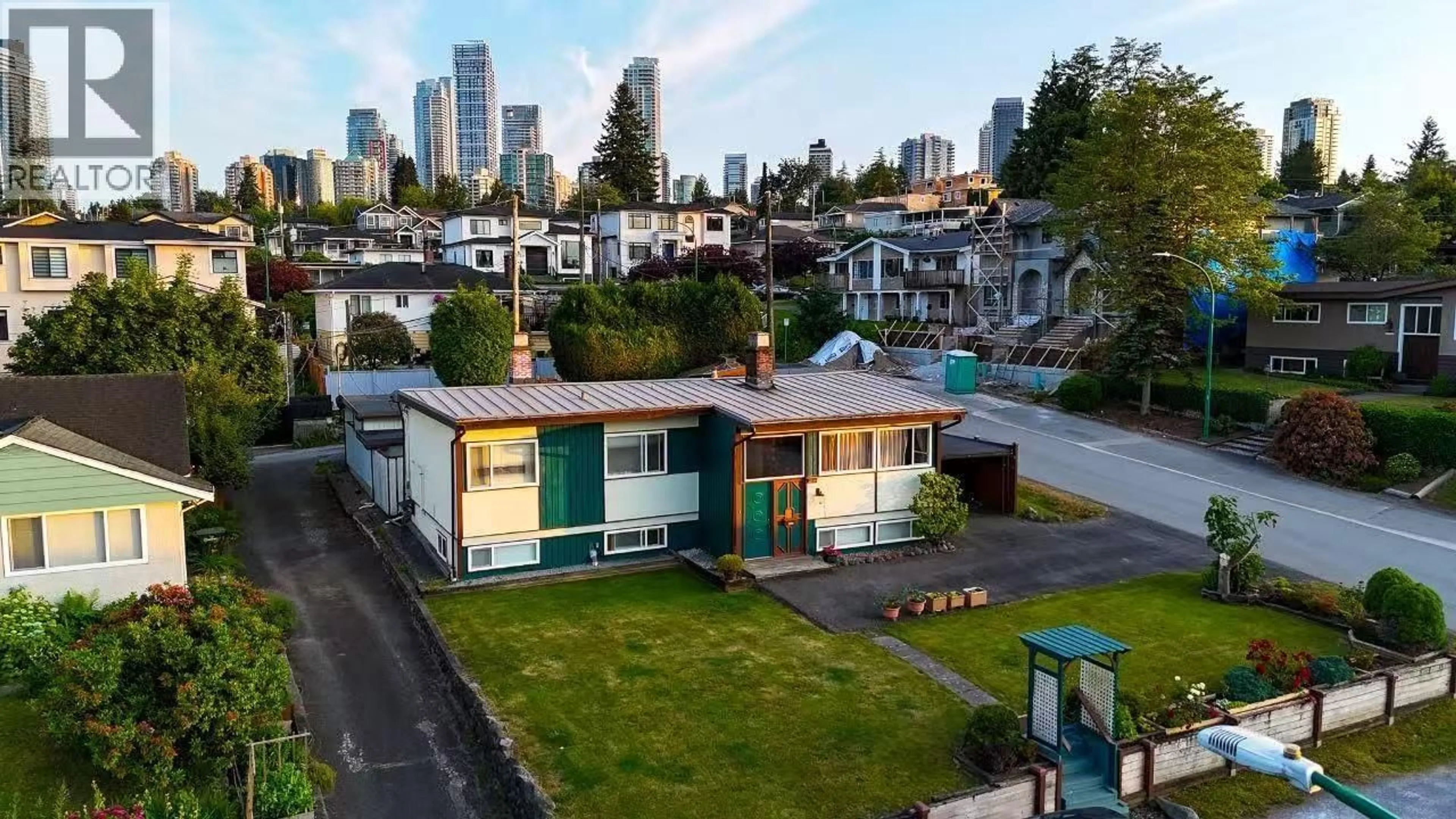 A pic from outside/outdoor area/front of a property/back of a property/a pic from drone, unknown for 4646 CHARLOTTE COURT, Burnaby British Columbia V5G2R8