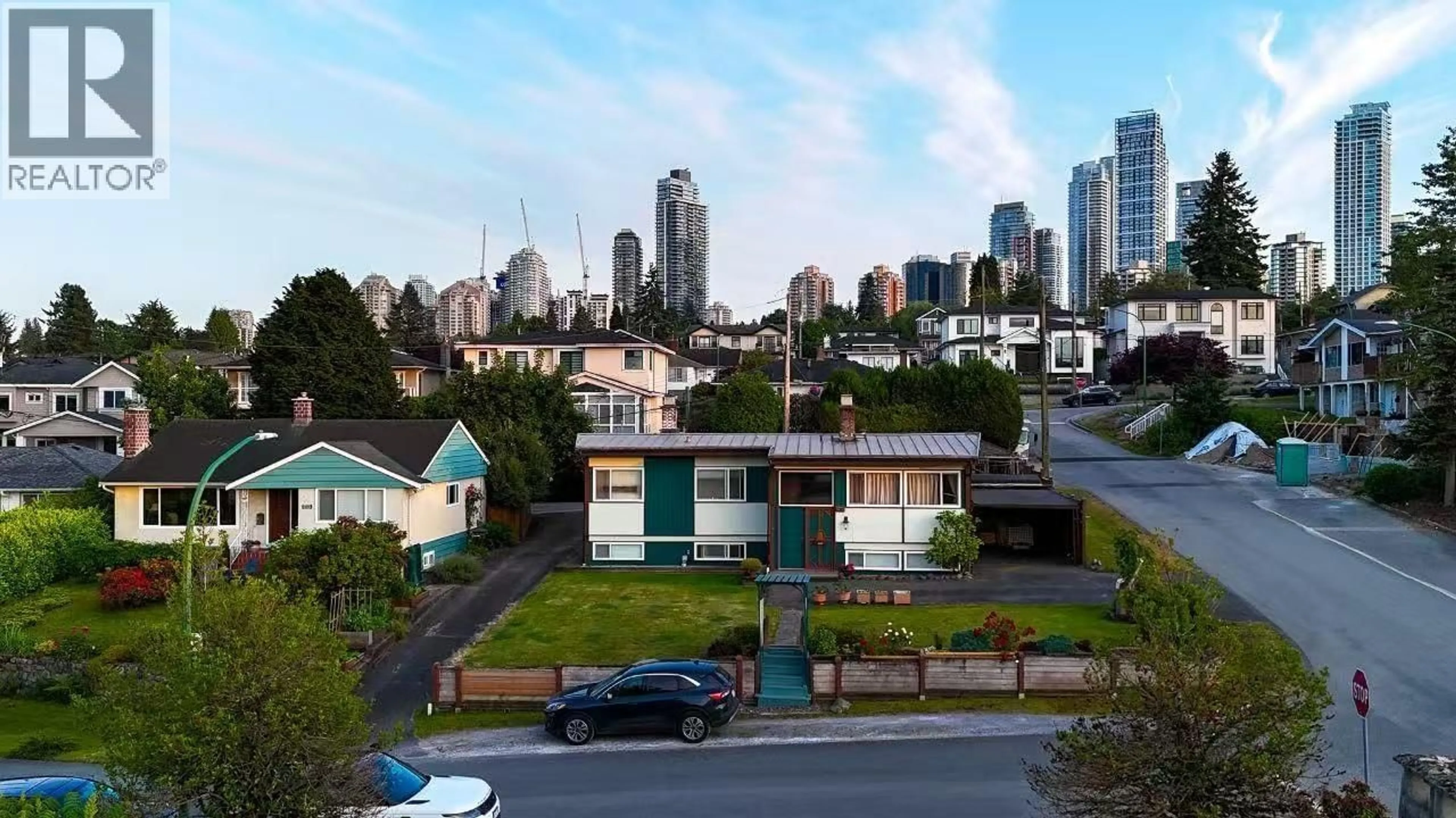 A pic from outside/outdoor area/front of a property/back of a property/a pic from drone, city buildings view from balcony for 4646 CHARLOTTE COURT, Burnaby British Columbia V5G2R8