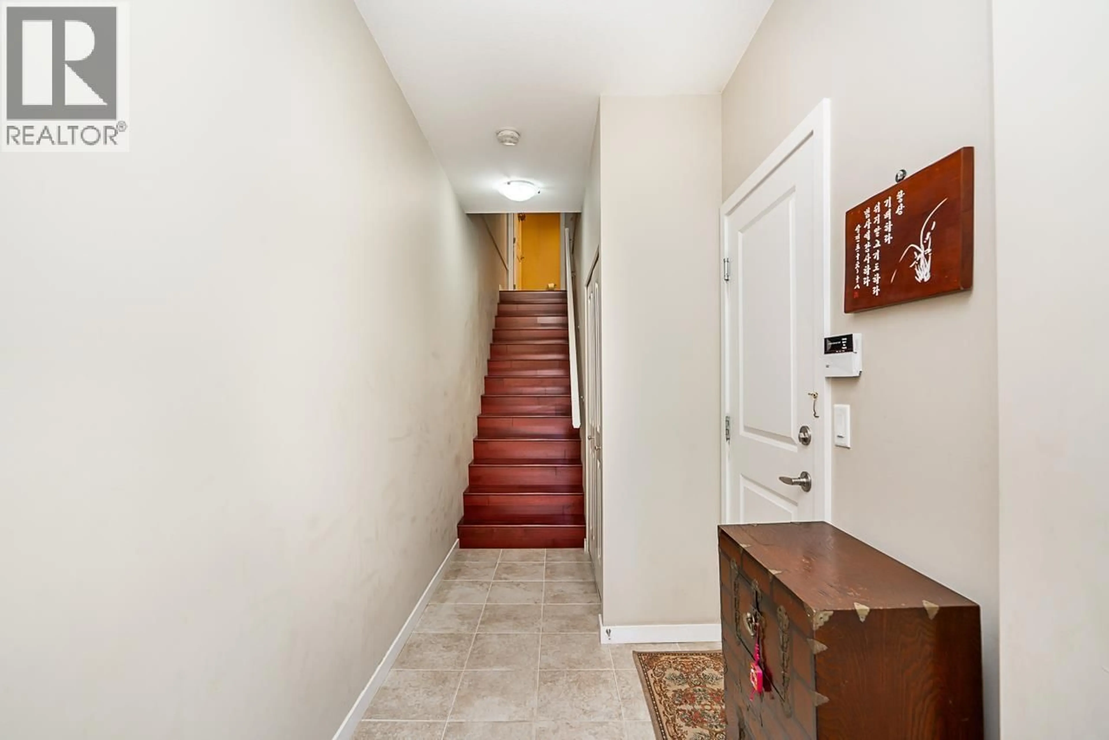 Indoor foyer for 6 - 320 DECAIRE STREET, Coquitlam British Columbia V3K7C3