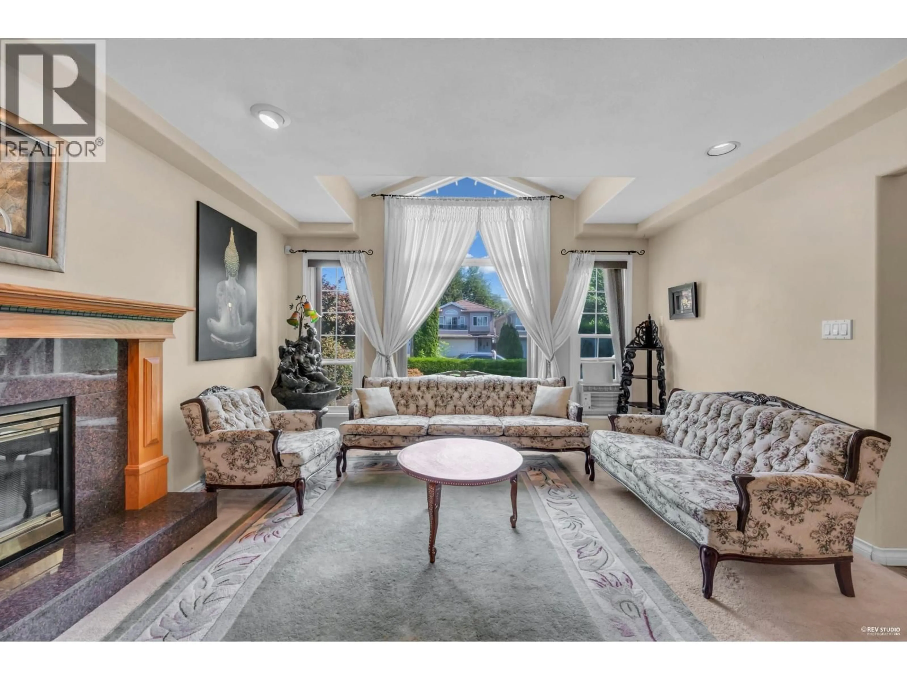 Living room with furniture, unknown for 7093 DOW AVENUE, Burnaby British Columbia V5J3X2