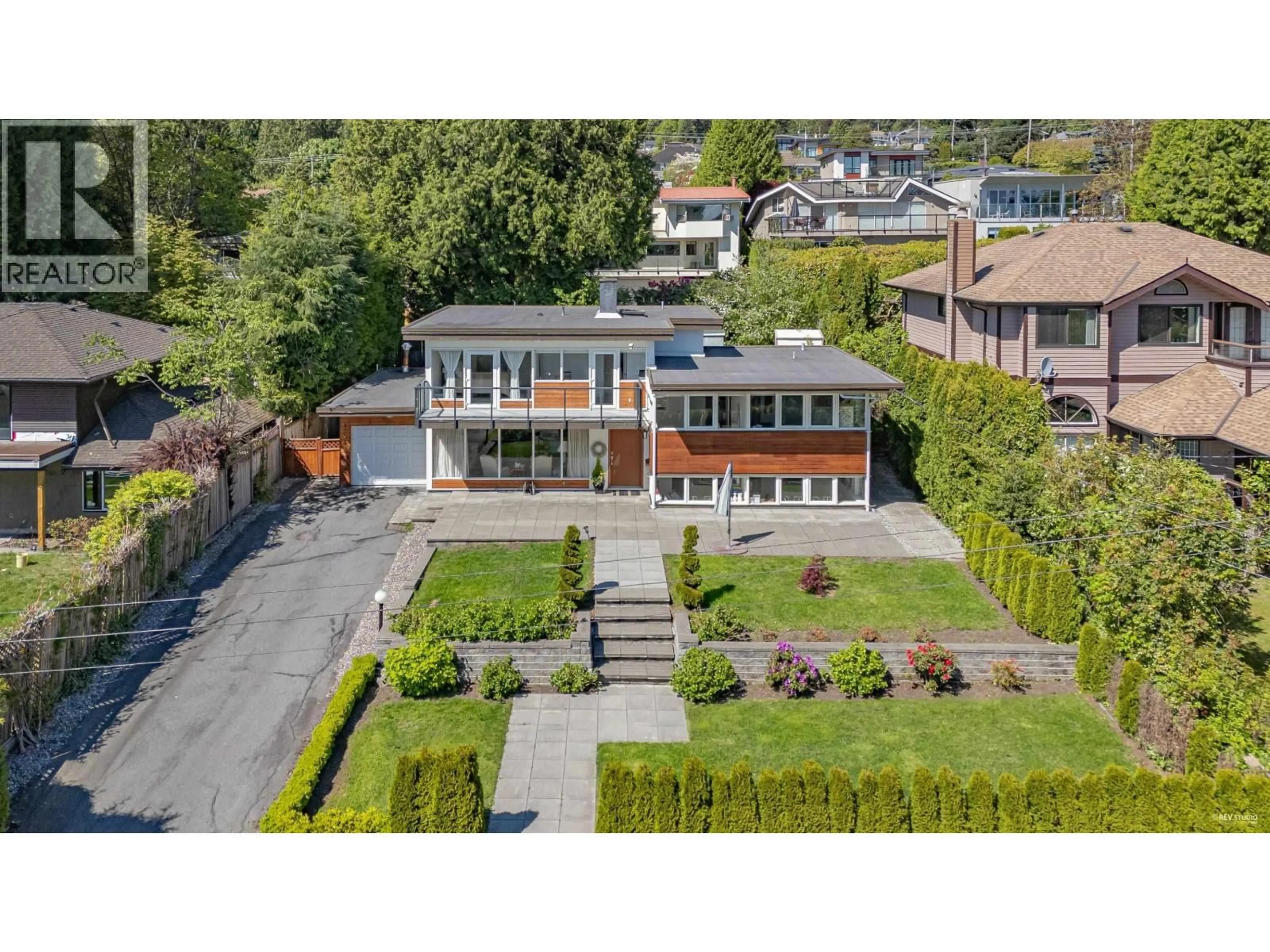 A pic from outside/outdoor area/front of a property/back of a property/a pic from drone, street for 1555 LAWSON AVENUE, West Vancouver British Columbia V7V2C8