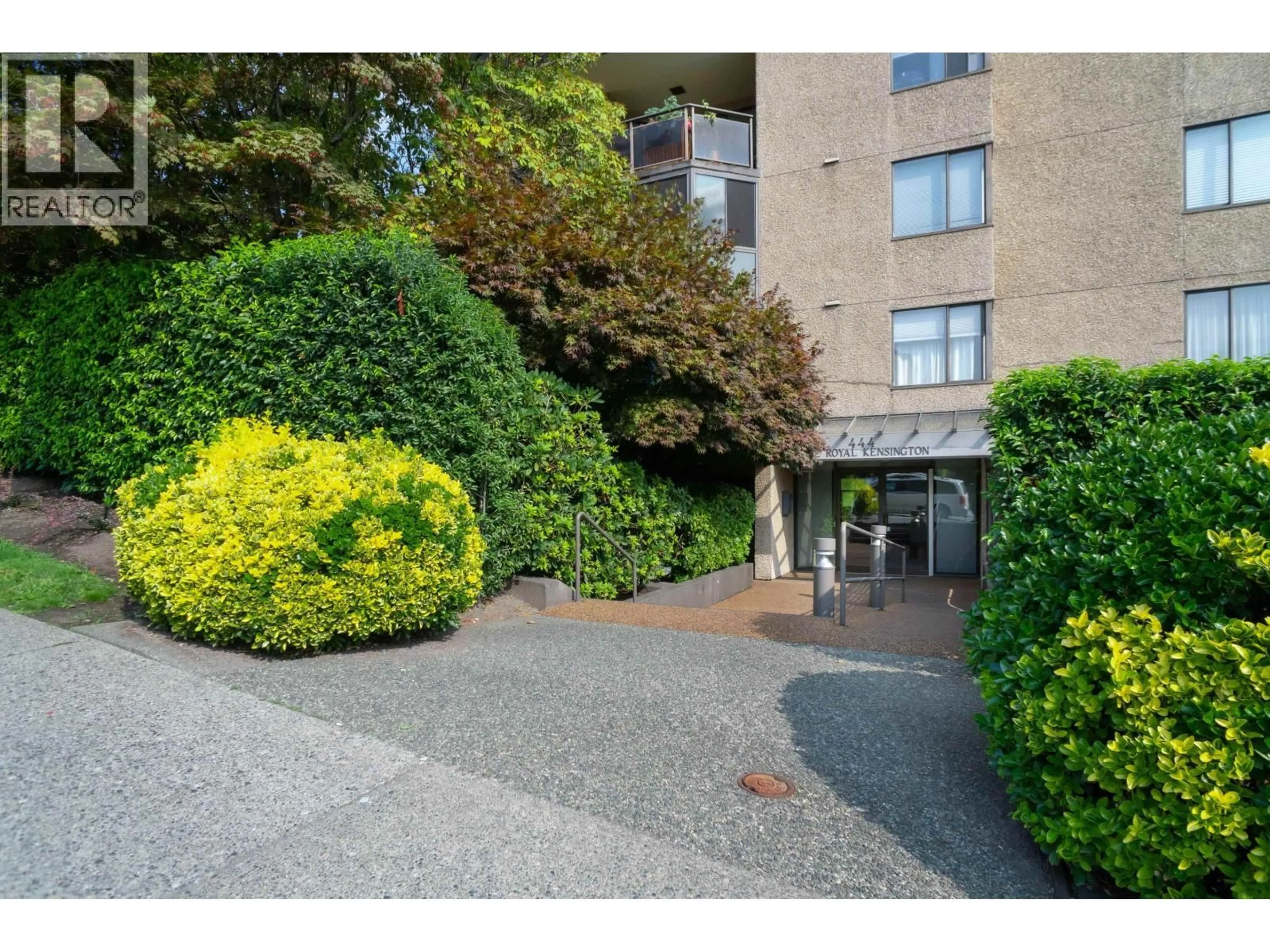 Indoor foyer for 303 - 444 LONSDALE AVENUE, North Vancouver British Columbia V7M3H5