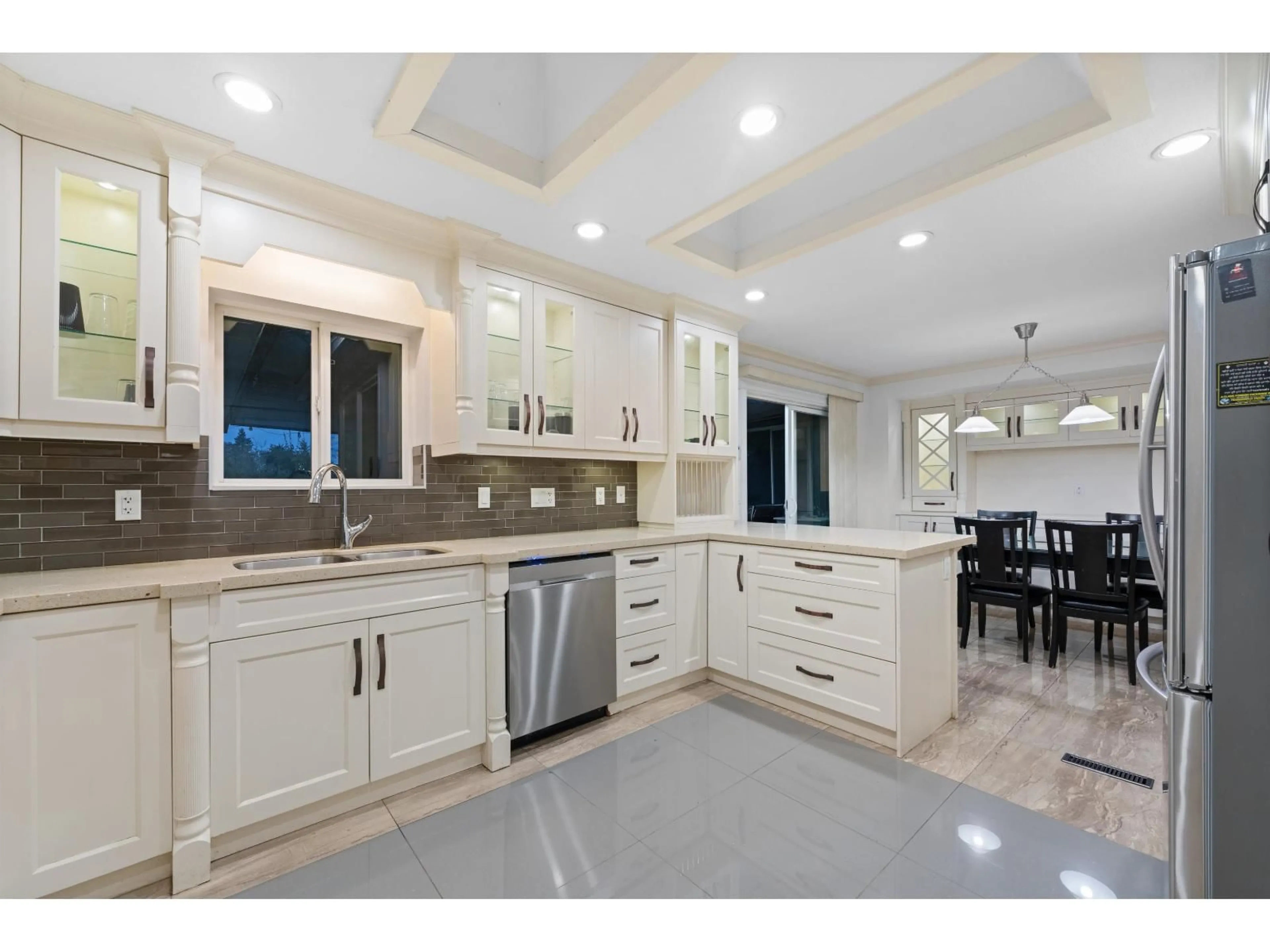 Open concept kitchen, ceramic/tile floor for 7830 125, Surrey British Columbia V3W8K2