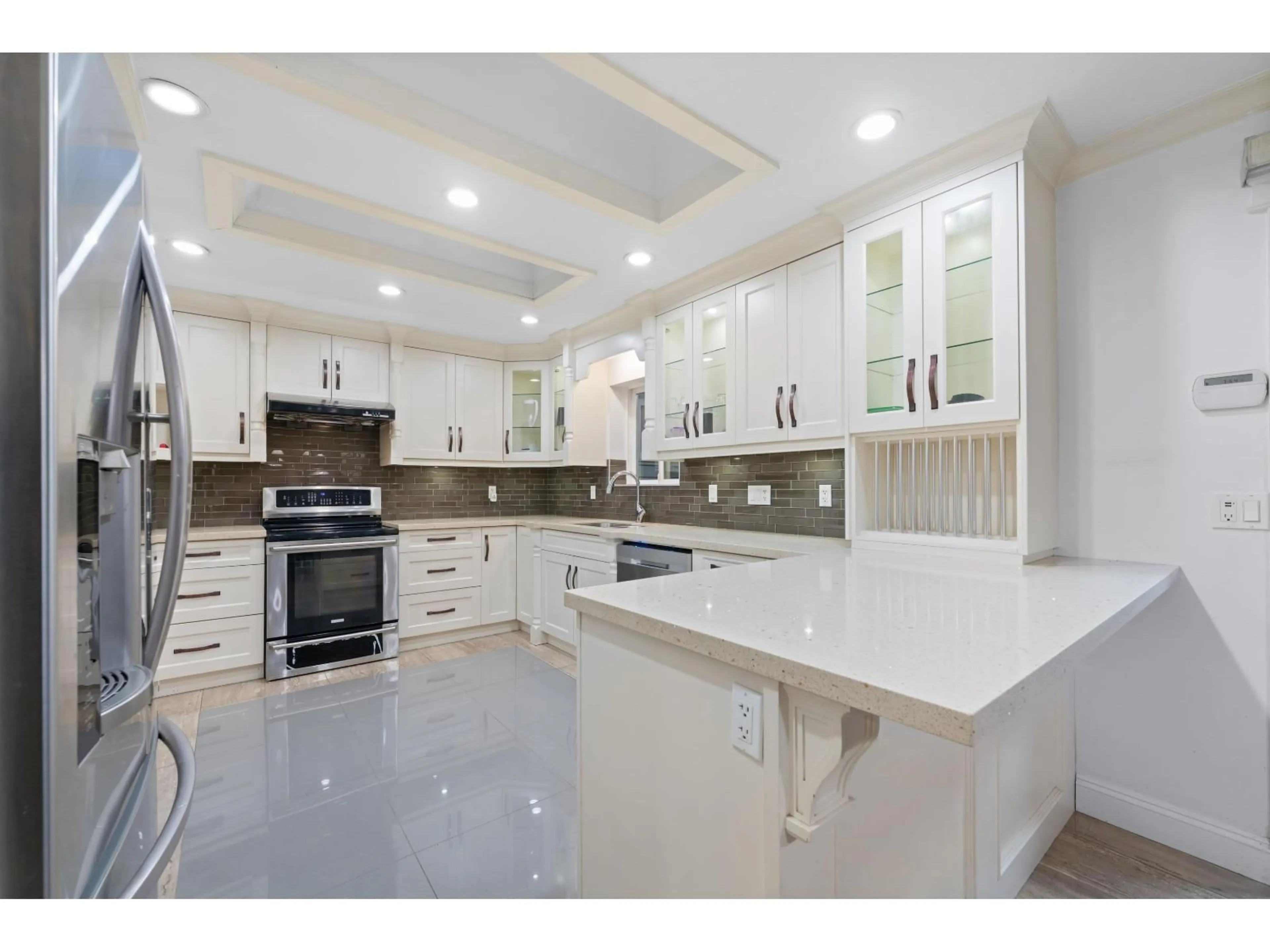 Open concept kitchen, ceramic/tile floor for 7830 125, Surrey British Columbia V3W8K2