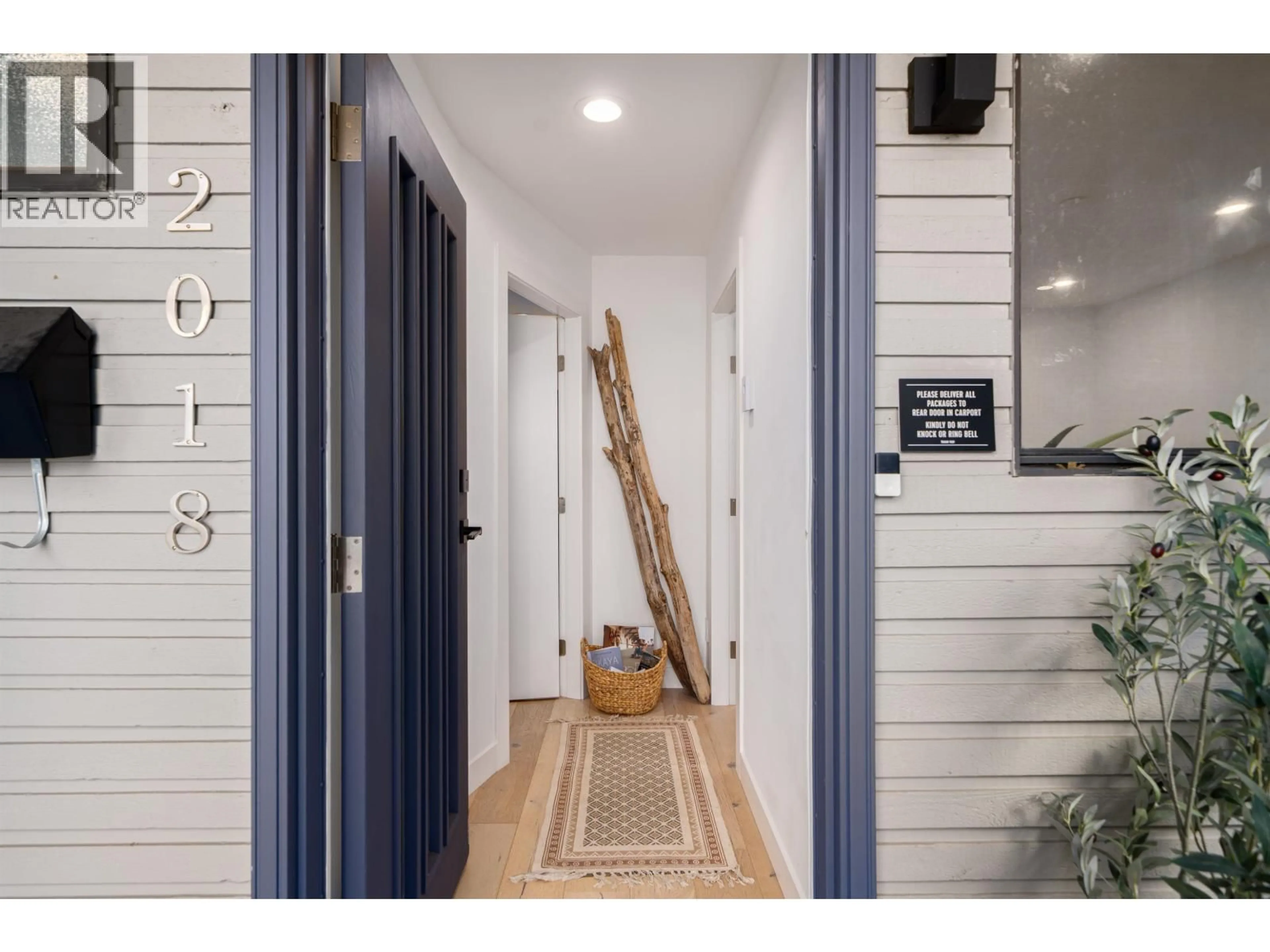 Indoor entryway for 2018 CHESTERFIELD AVENUE, North Vancouver British Columbia V7M2P6