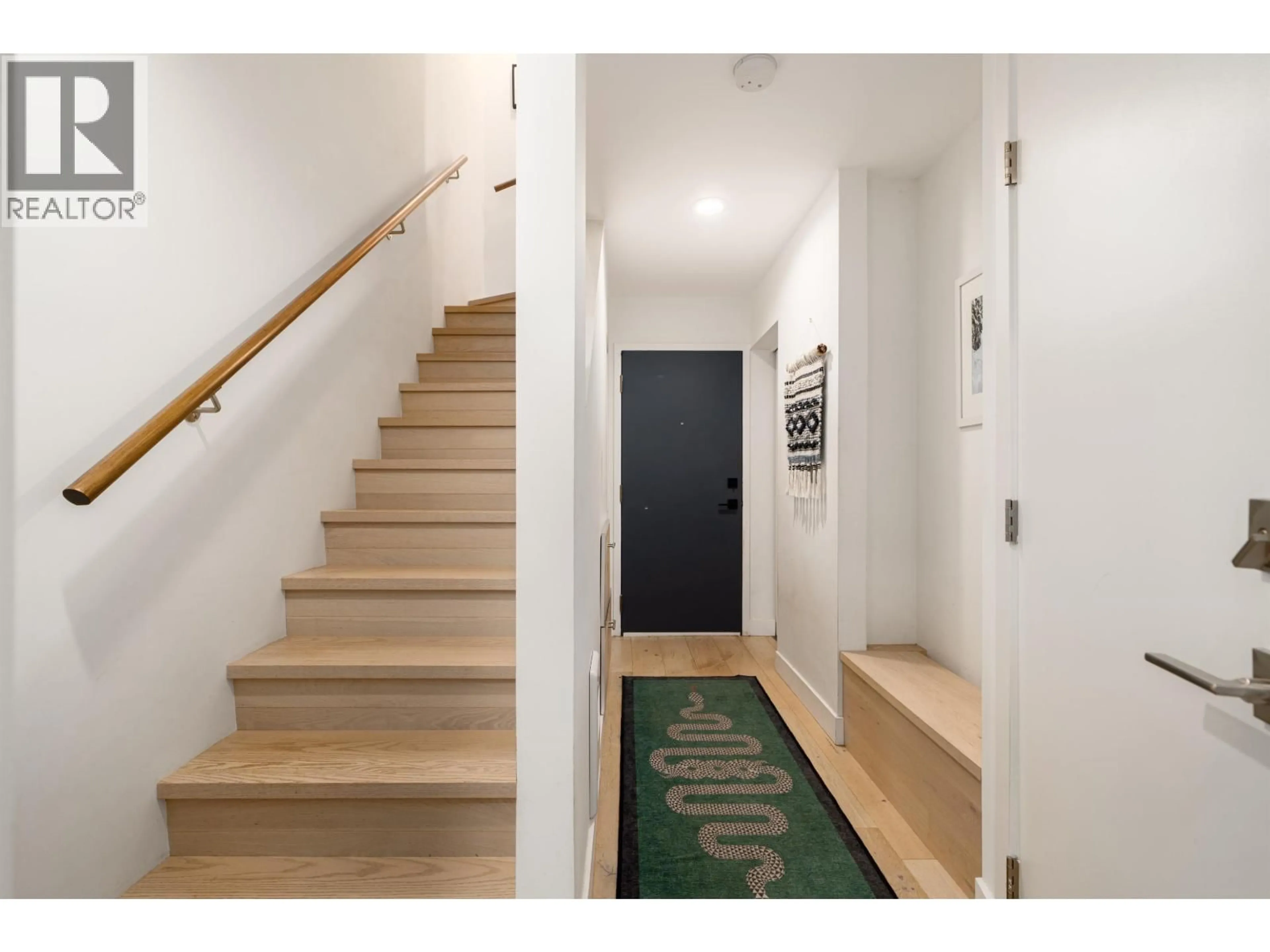 Indoor entryway for 2018 CHESTERFIELD AVENUE, North Vancouver British Columbia V7M2P6