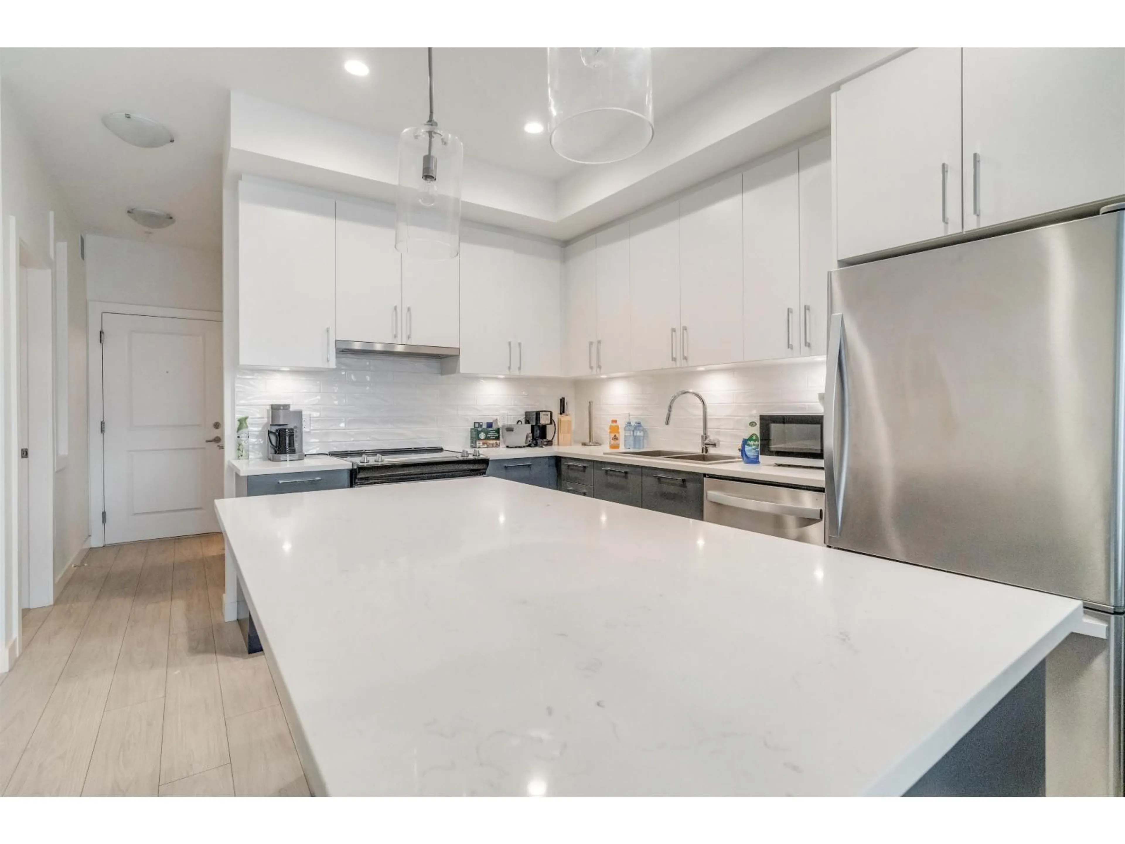 Open concept kitchen, ceramic/tile floor for B220 - 20834 80, Langley British Columbia V3V0V0