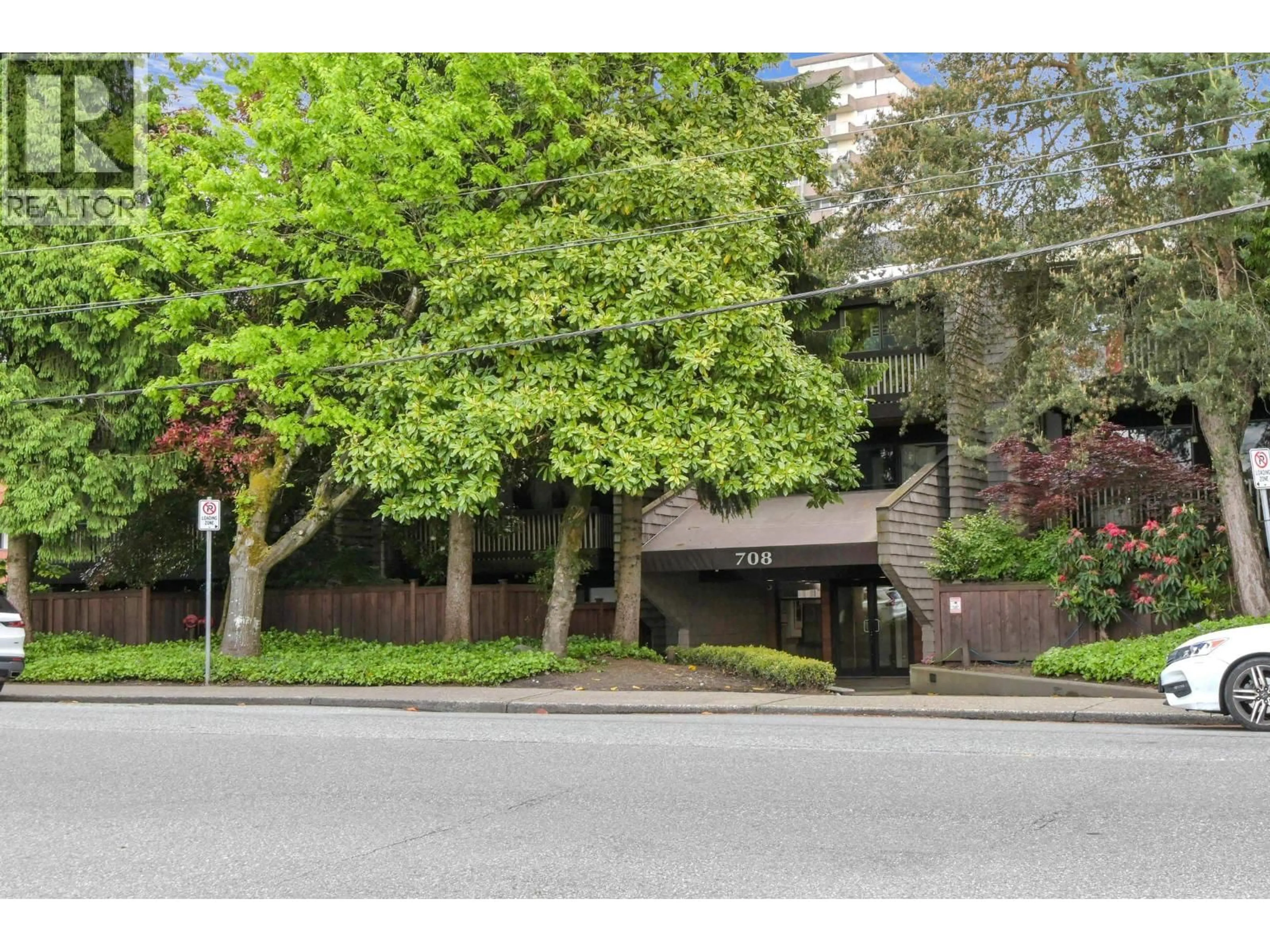 Indoor foyer for 109 - 708 EIGHTH AVENUE, New Westminster British Columbia V3M2R3