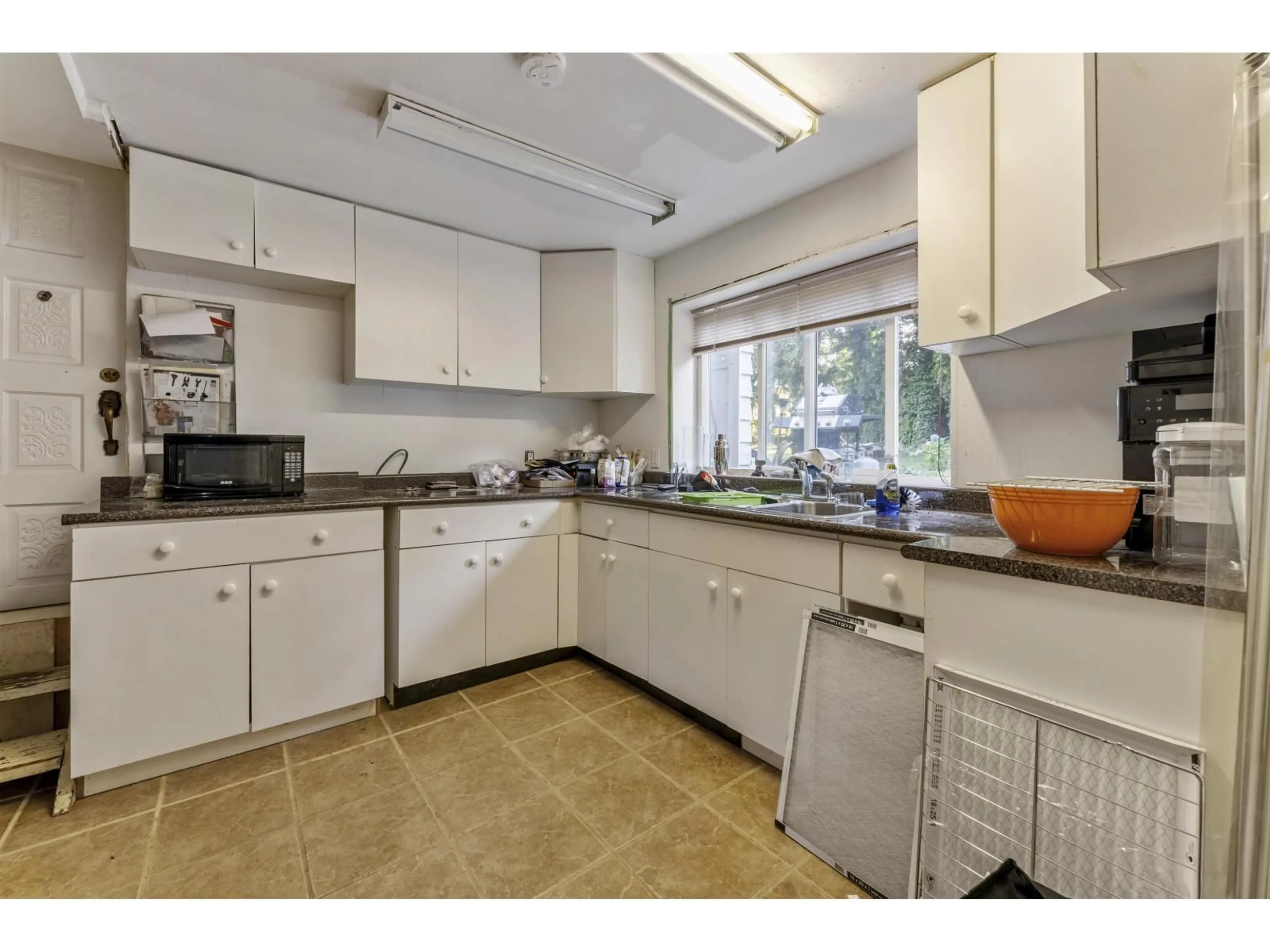 Standard kitchen, ceramic/tile floor for 9761 124A, Surrey British Columbia V3V4W2