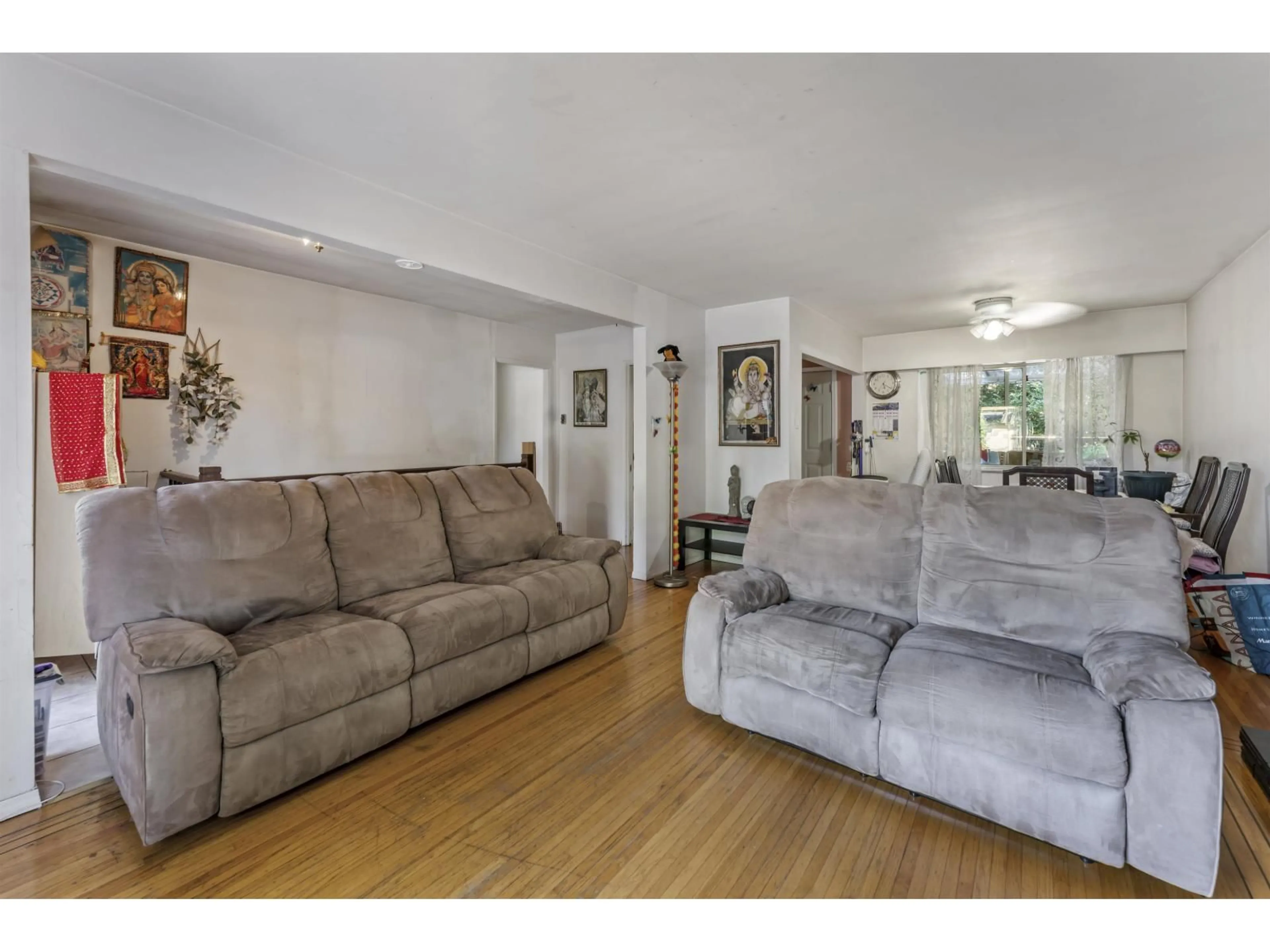 Living room with furniture, unknown for 9761 124A, Surrey British Columbia V3V4W2