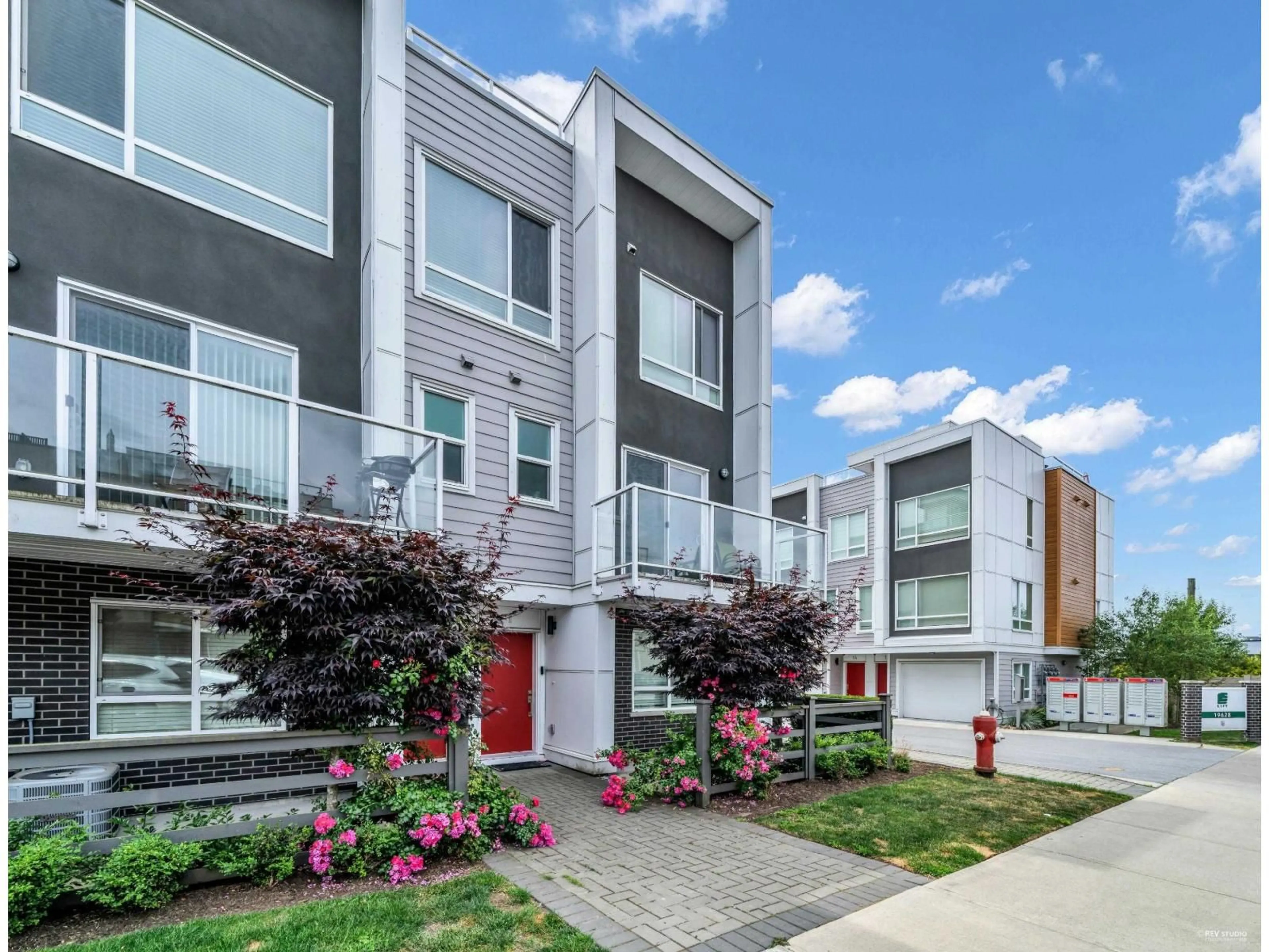 Home with vinyl exterior material, street for 1 - 19628 55A, Langley British Columbia V3A3X2