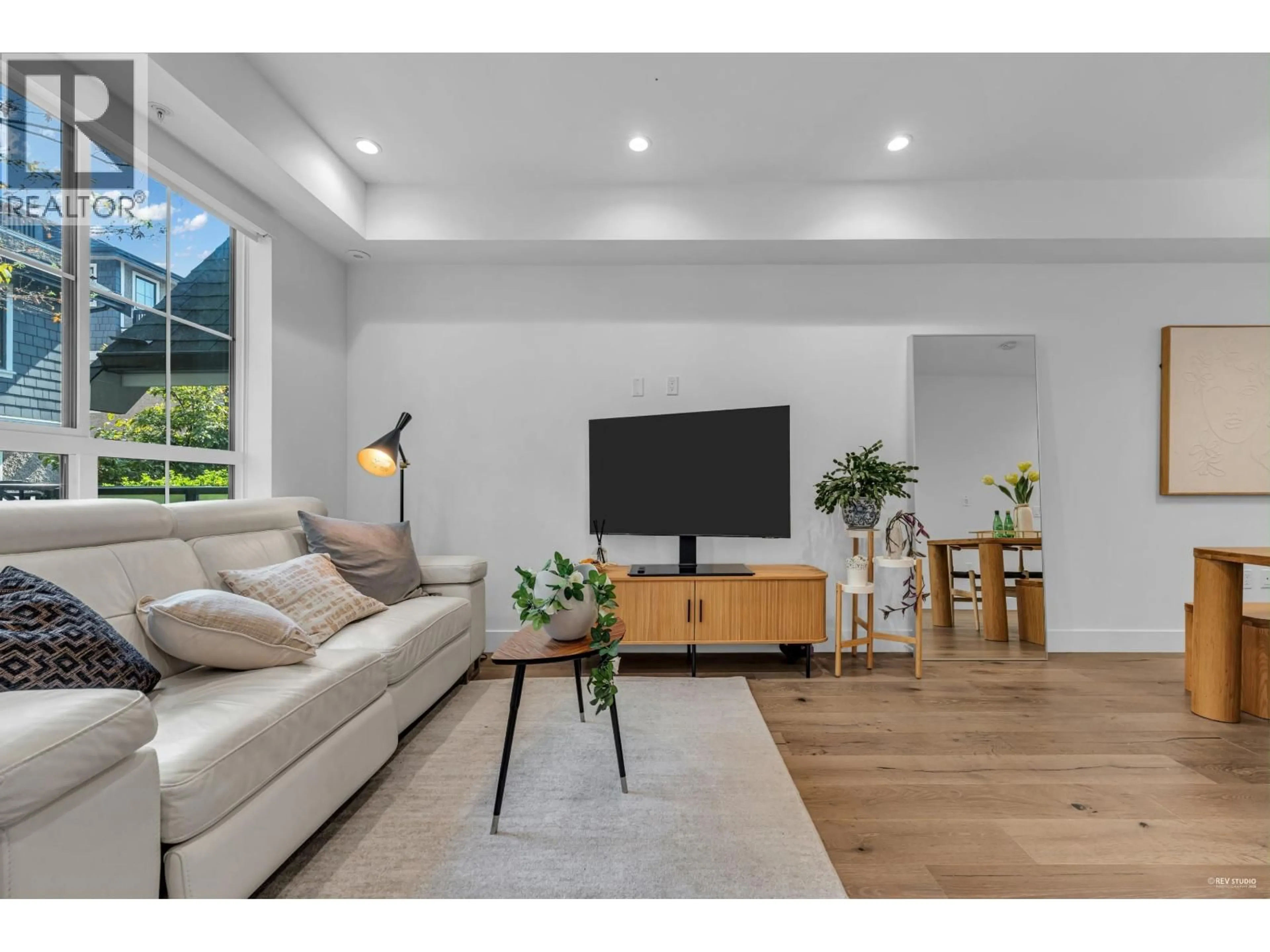 Living room with furniture, wood/laminate floor for 8117 SHAUGHNESSY STREET, Vancouver British Columbia V6P3X9